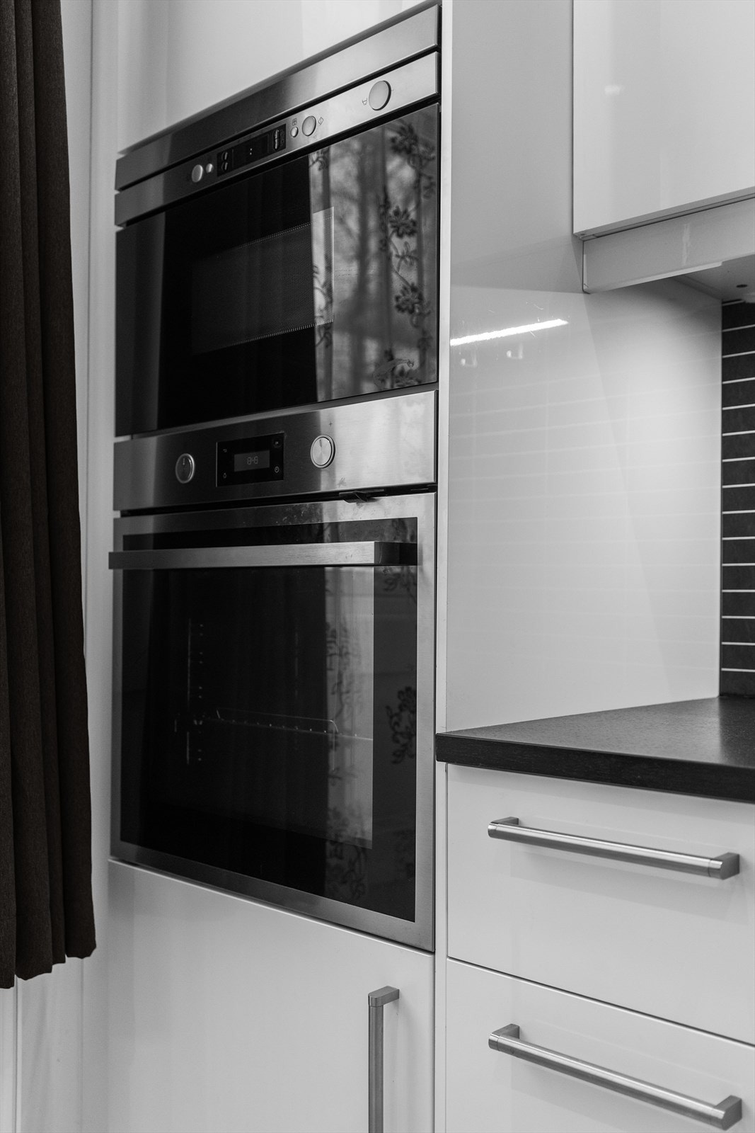 Kjøkkenet er svært godt utnyttet med rikelig med både benk- og skapplass, samt en rekke integrerte hvitevarer som følger med: keramisk platetopp, veggovn, mikro, kjøl- og fryseskap samt oppvaskmaskin. Galleribilde