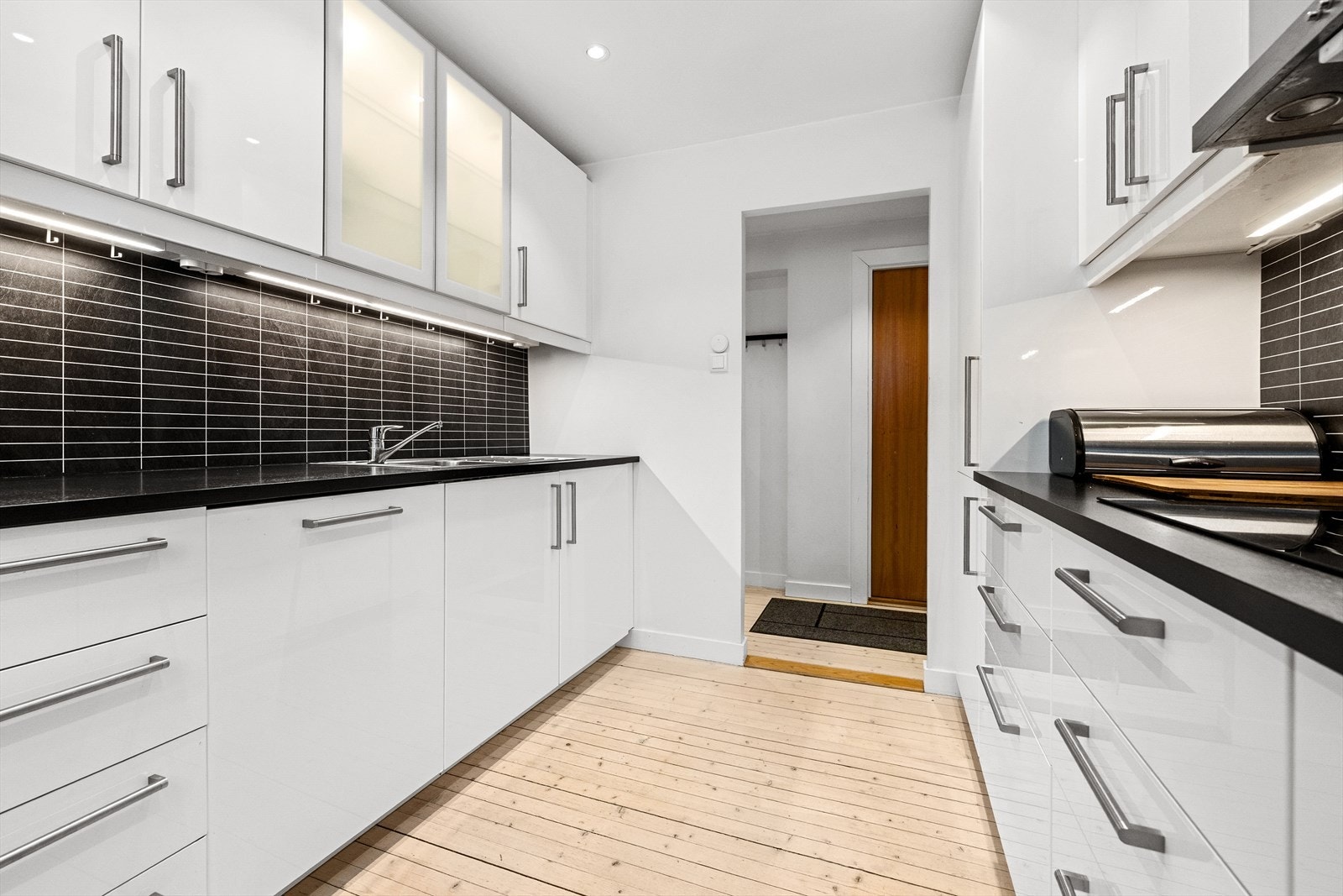 Under kjøkkenbenken er det plassert en 100 liters varmtvannsbereder. Galleribilde