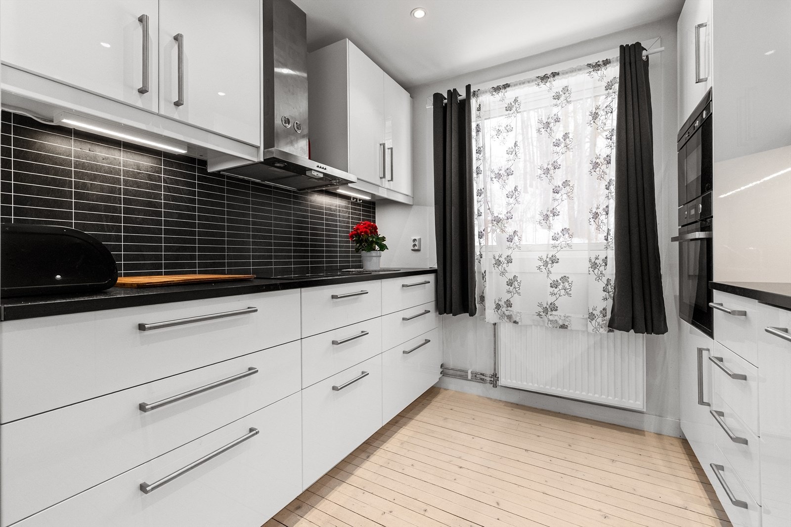 Innredningen består av hvite, glatte fronter på skuffer og skap, et stilig og tidløst valg som harmonerer med resten av boligen. Galleribilde