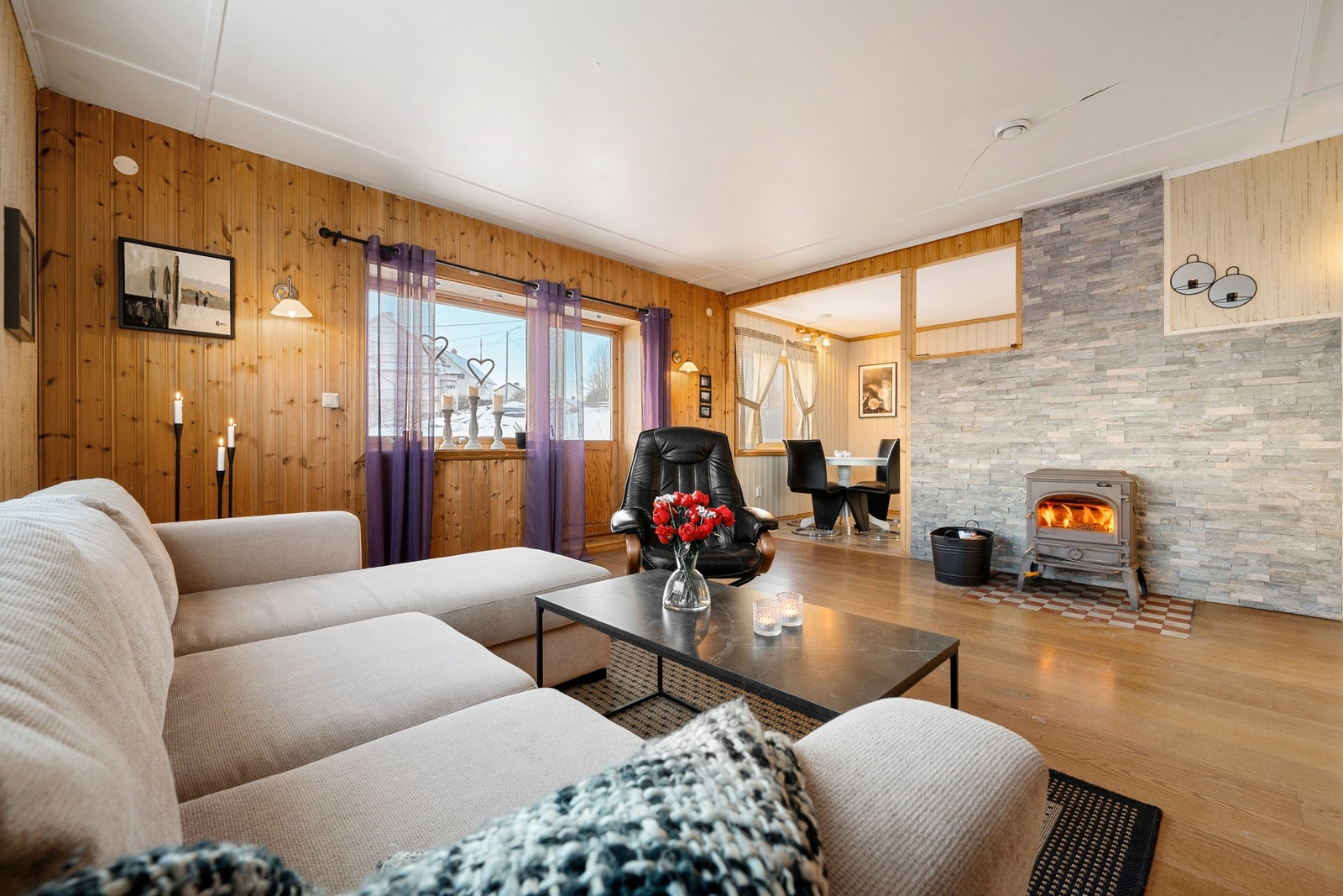 Vedfyring gir god varme og ekstra hygge! Galleribilde