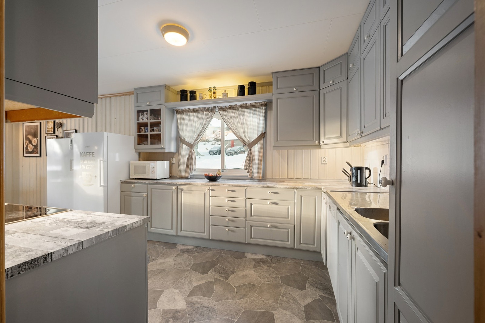 Funksjonelt og praktisk med rikelig skap- og benkeplass Galleribilde