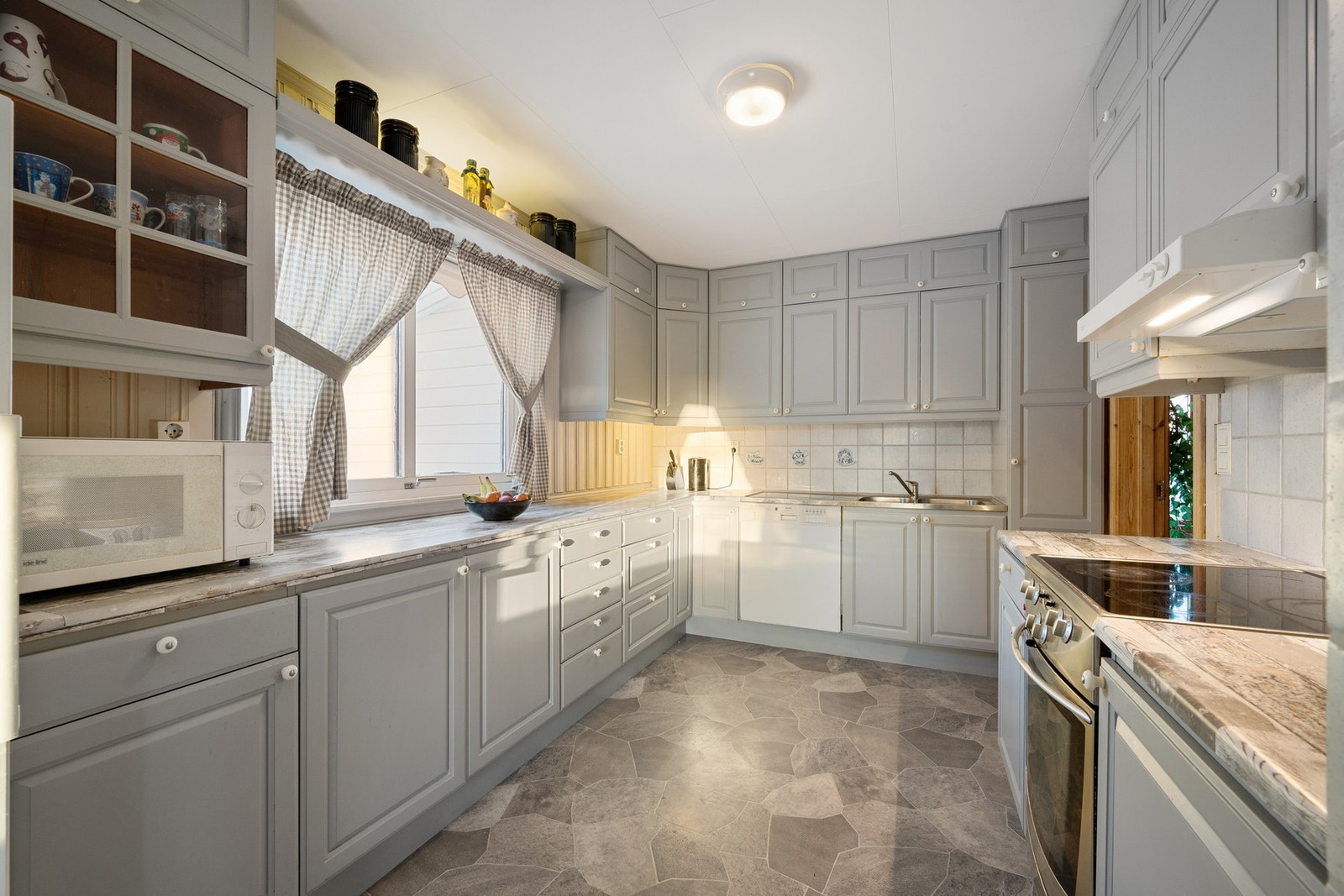 Velholdt kjøkkeninnredning som er foliert i senere tid Galleribilde