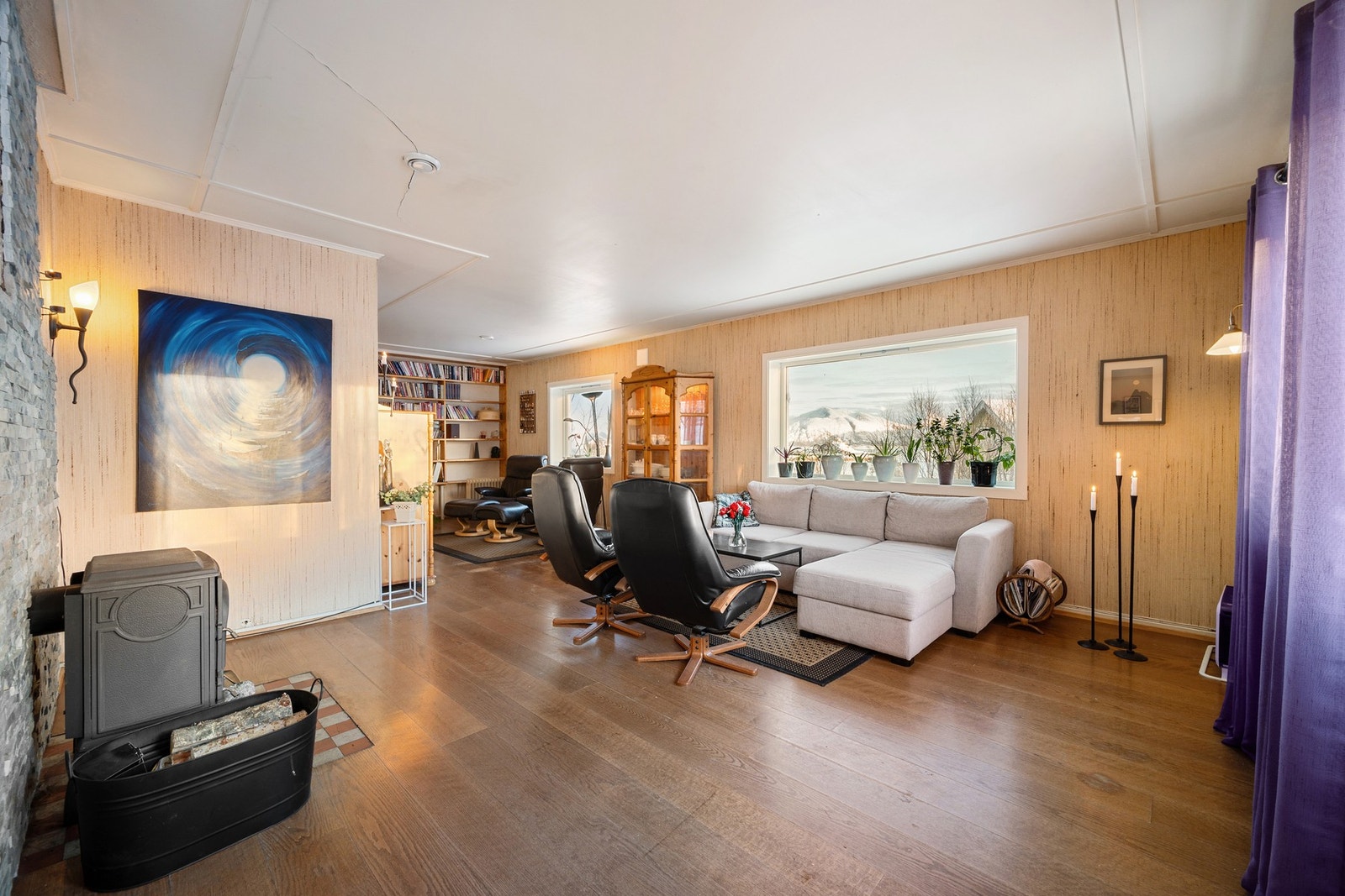 Boligen strekker seg over tre etasjer og 1. etasje inneholder sosiale oppholdsarealer med stue og kjøkken Galleribilde