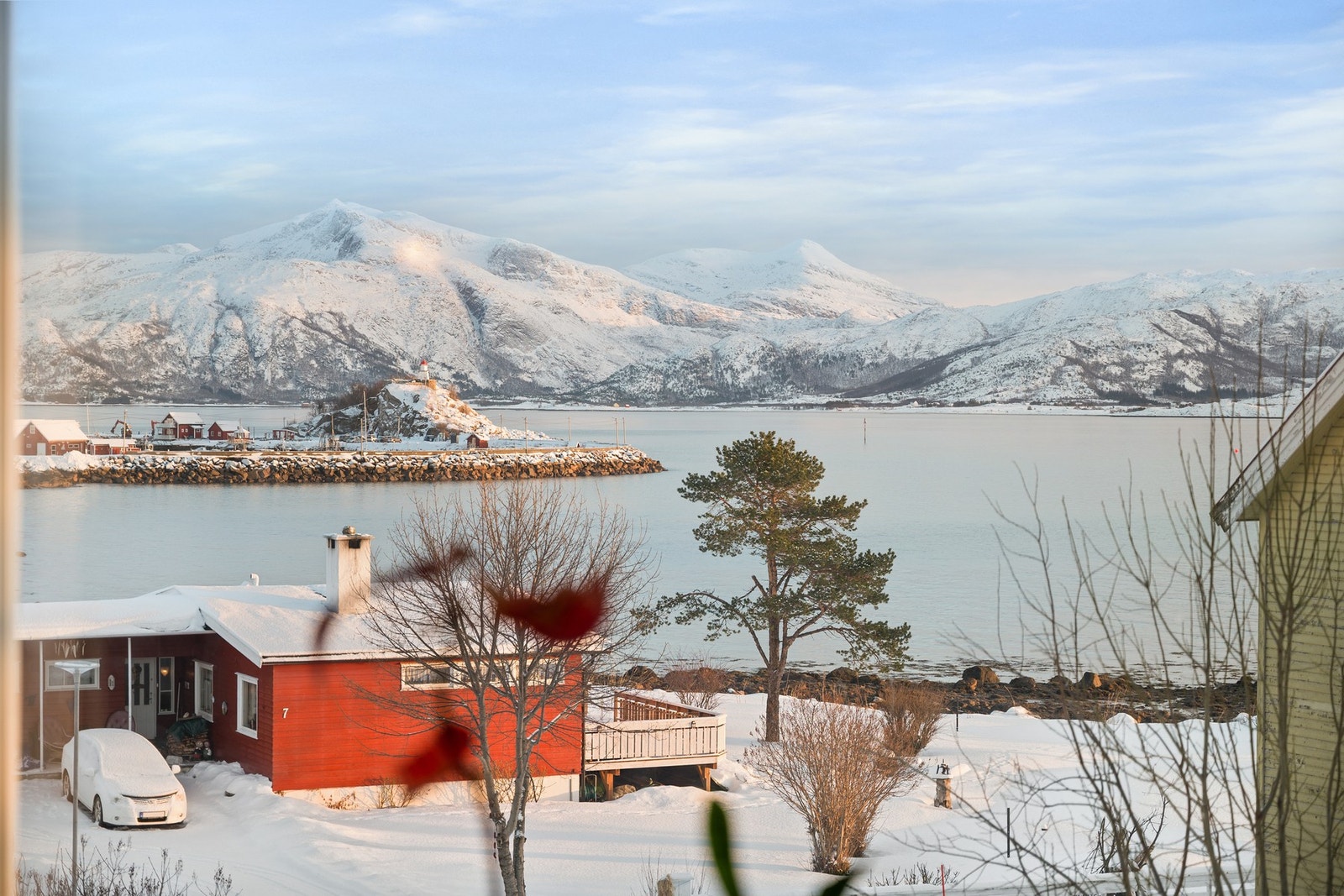 Romslig enebolig i Lødingen, i rolig gate med kort vei ned til havet og nydelig utsikt Galleribilde