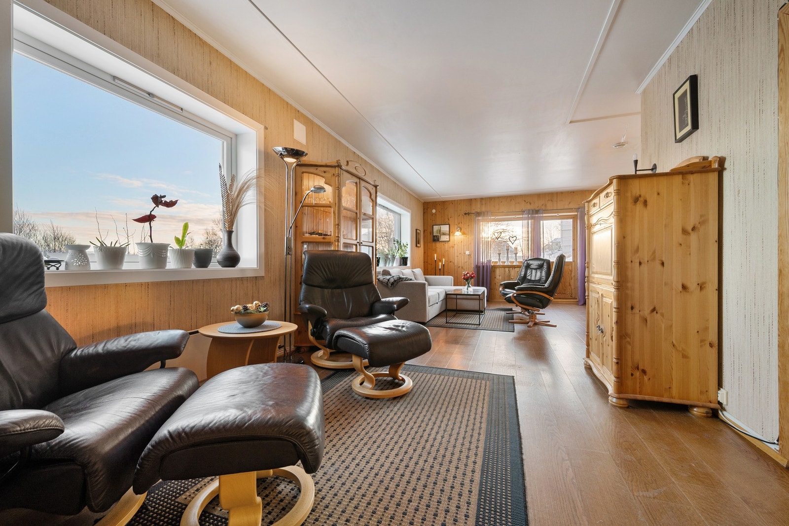 Stuevinduene slipper inn godt med naturlig lys som gir god romfølelse Galleribilde