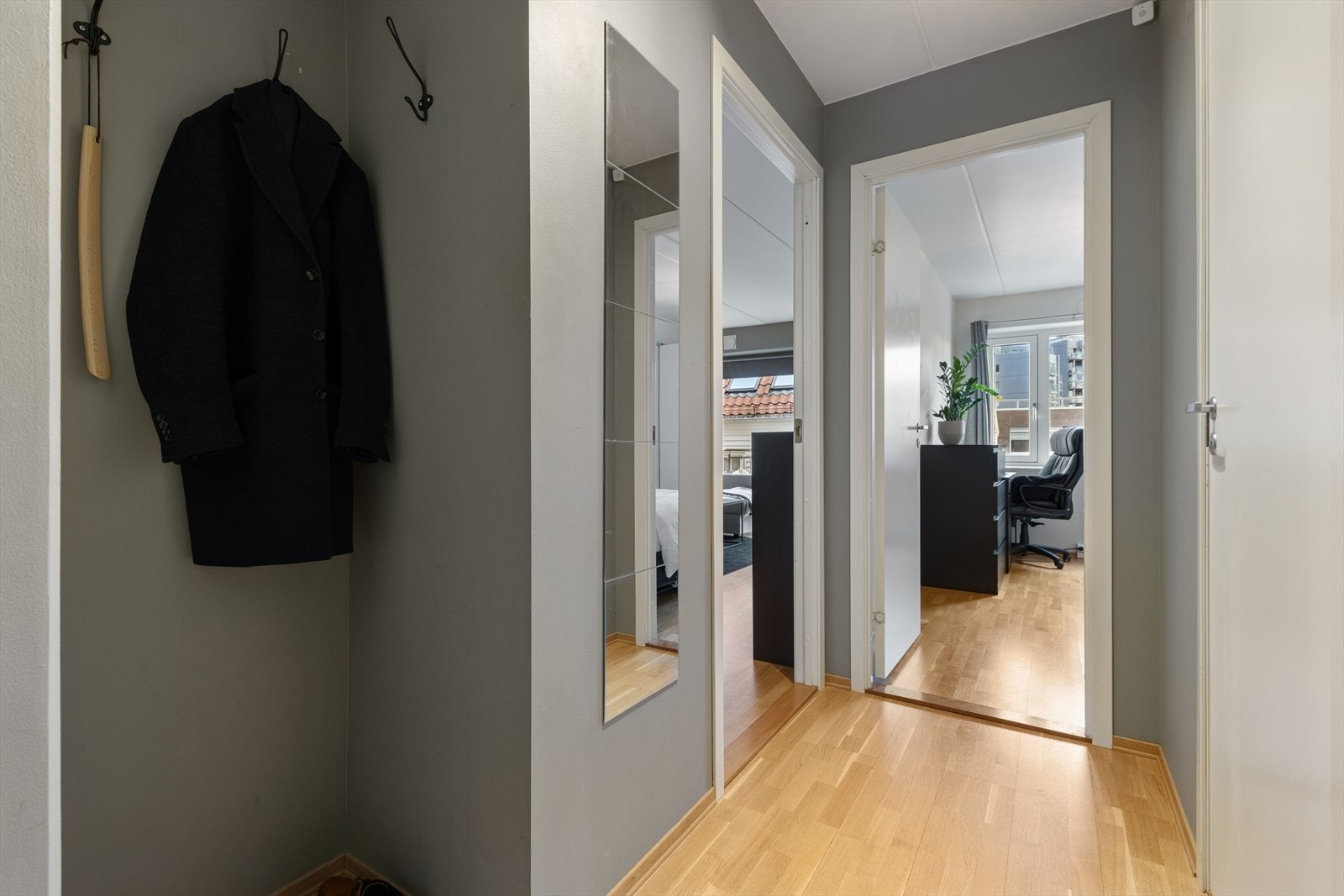 Man ønskes velkommen inn i en romslig gang hvor man har god plass til å henge fra seg yttertøy og sko i garderobenisje. Galleribilde