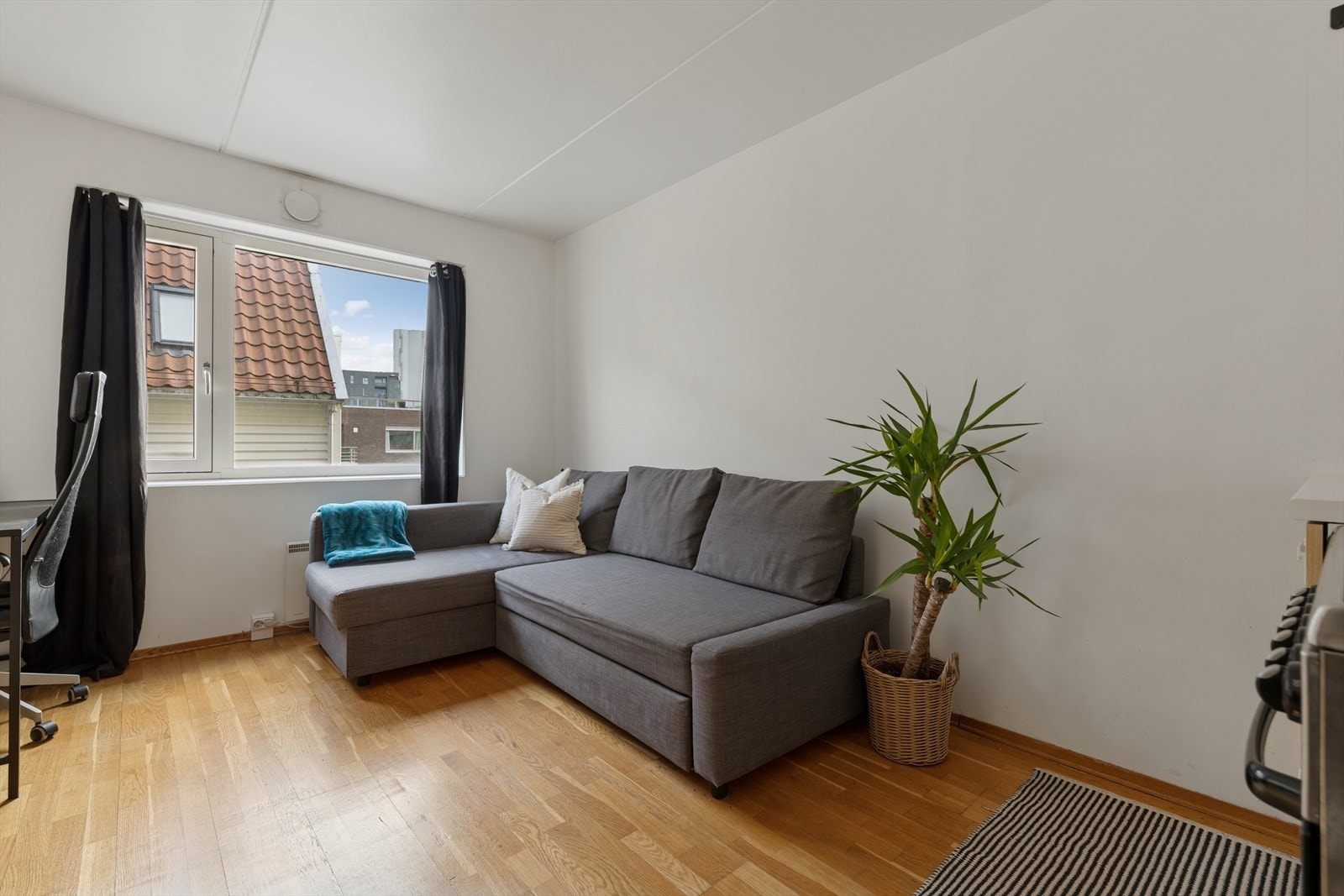 Oppholdsrommet med stue og kjøkken er lyst og innbydende med lysmalte flater og trestavs parkett på gulvet. Tidløst og klassisk. Galleribilde