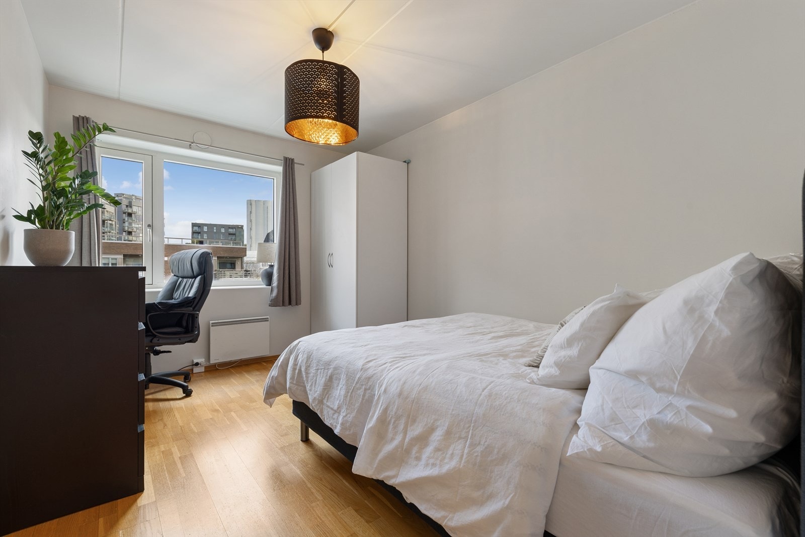 Soverommet er romslig og utstyrt med garderobe. I tillegg har man god plass til både dobbeltseng og tilhørende møblement. Galleribilde