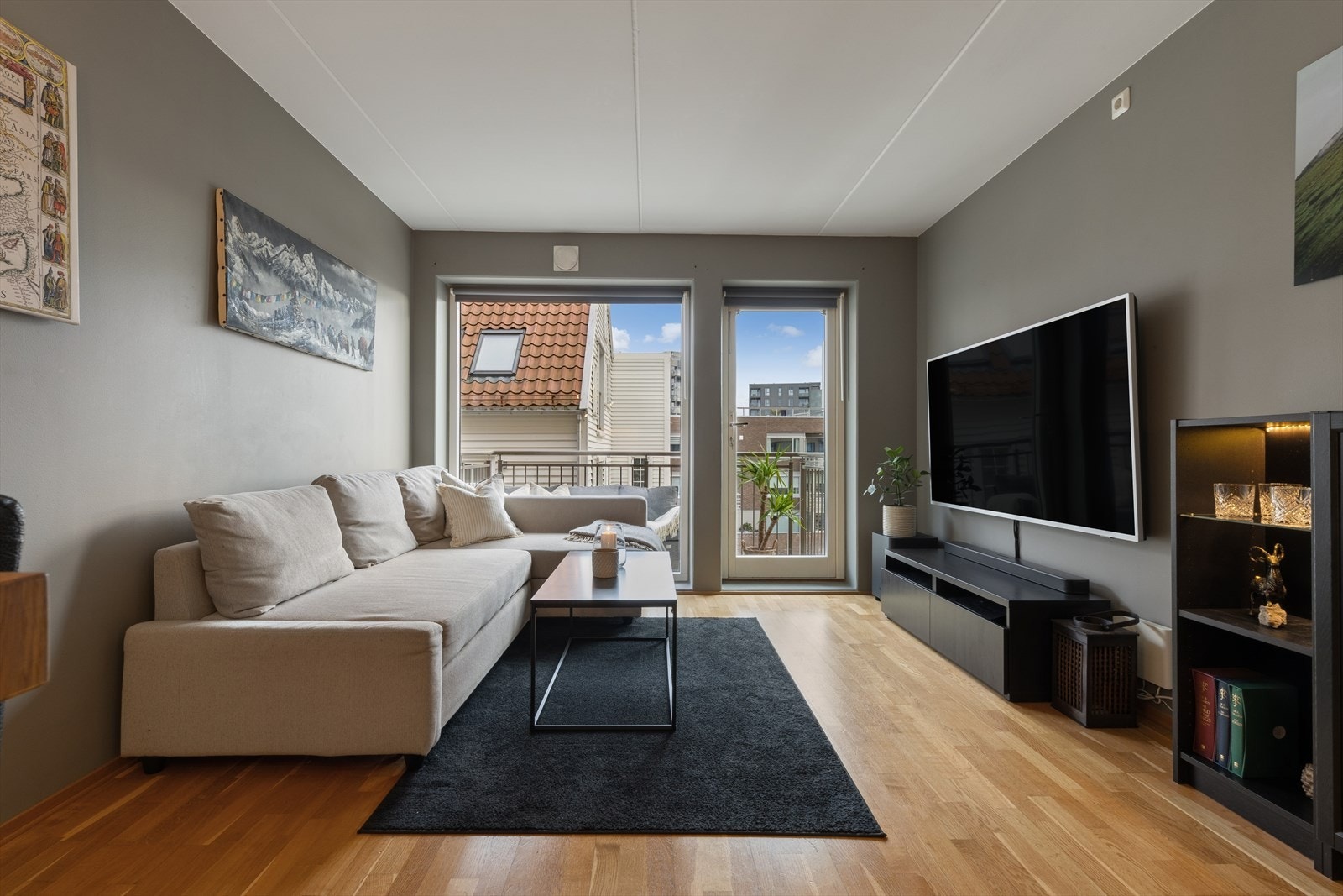 I stuen har man god plass til å møblere med både sofagruppe og spisebord. Galleribilde