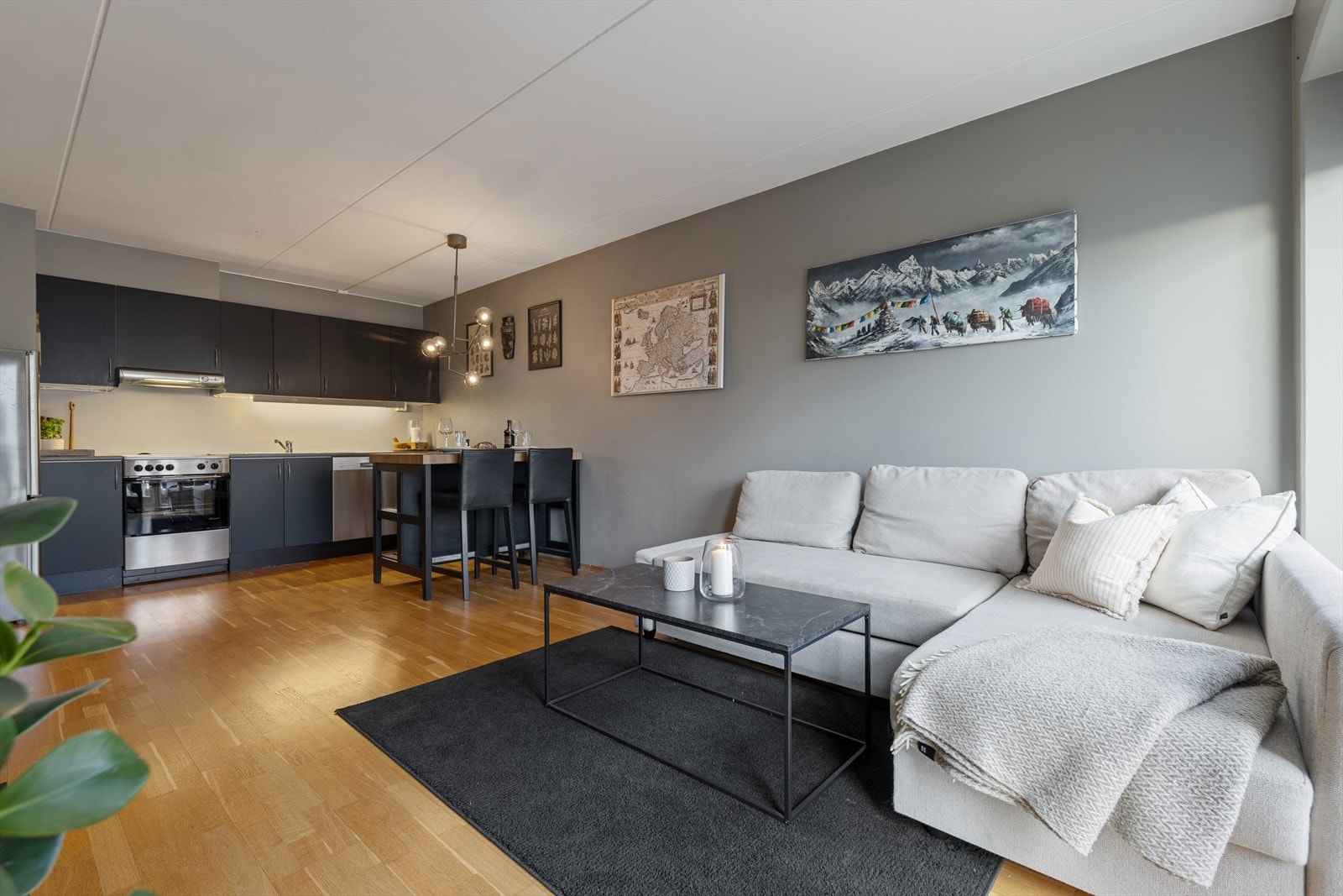 Stue og kjøkken ligger i åpen løsning. Et godt rom med store vindusflater som gir godt med naturlig lys og en god romfølelse. Galleribilde