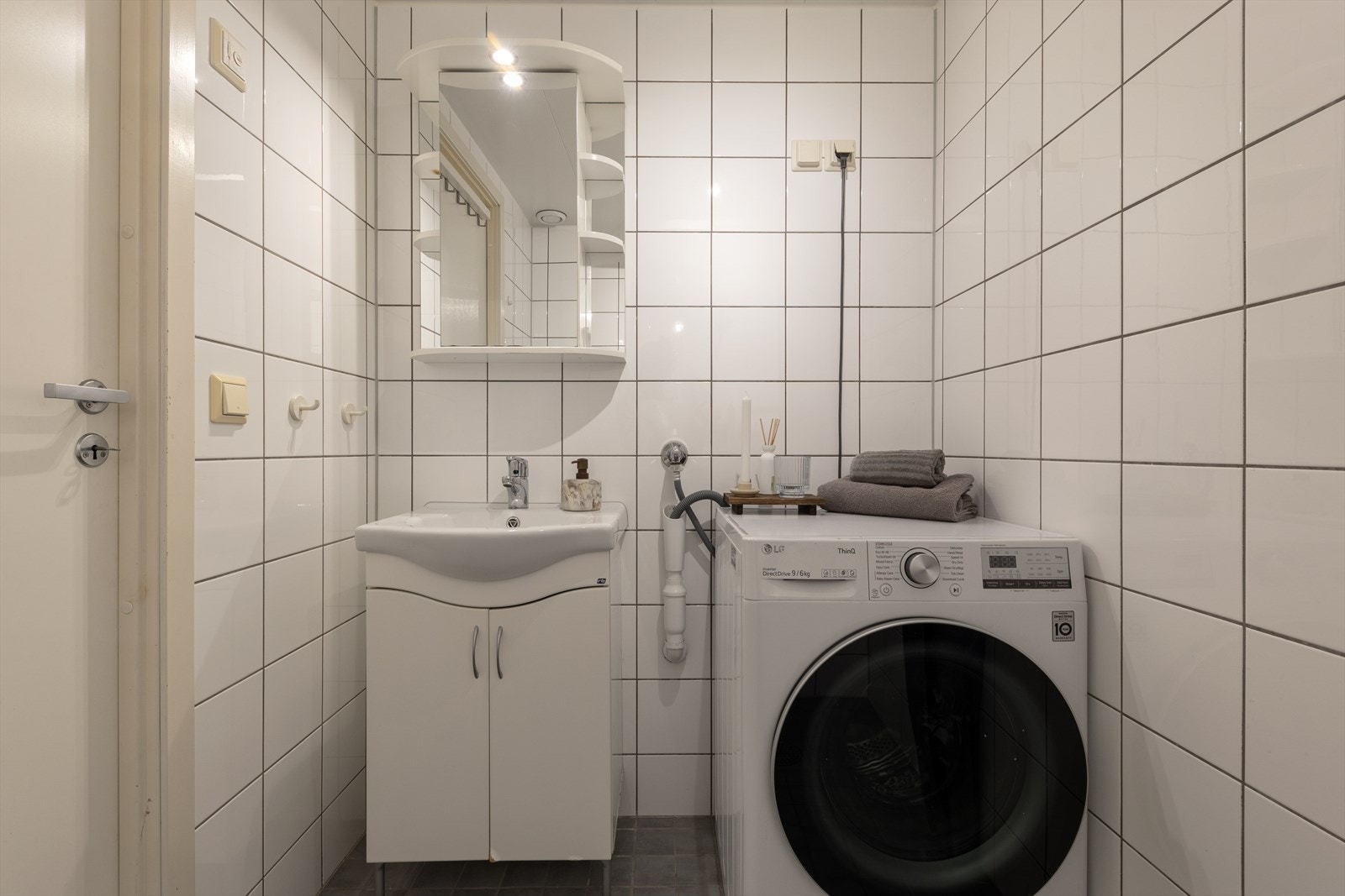 Badet er ellers utstyrt med dusjhjørne, vegghengt toalett og baderomsinnredning med servant. I tillegg har man opplegg for vaskemaskin og plass til tørketrommel. Galleribilde