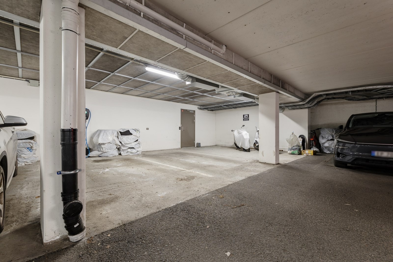 Leiligheten disponerer fast parkeringsplass i lukket garasjeanlegg og en ekstern bod som gir ekstra lagringsplass. Galleribilde