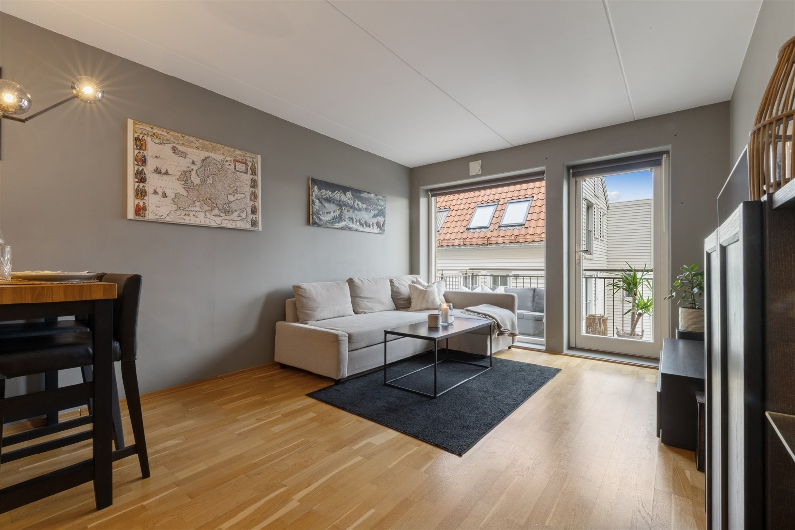 Gjennomgående i leiligheten er malte flater i tidsriktige farger med listefrie overganger til tak og trestavs parkett på gulv. Galleribilde