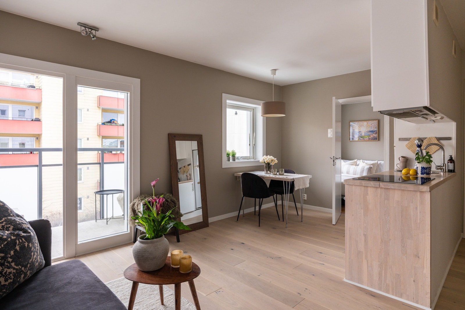 Stuen har god og moderne standard med pen enstavs parkett fra 2023 på gulv og glatte overflater malt i en innbydende farge i 2025. Galleribilde