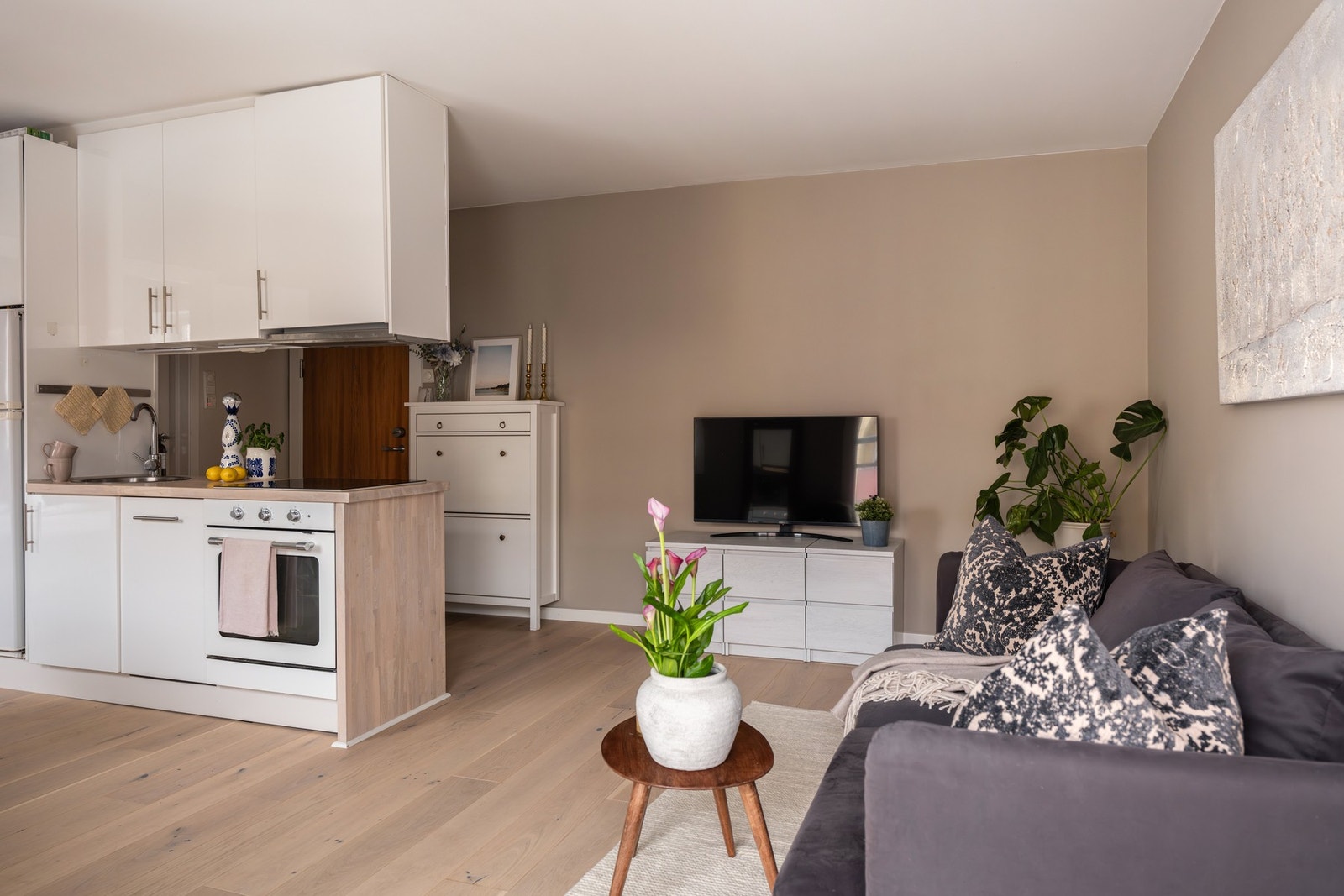 Stuen er enkel å møblere med sofa med salongbord og mediemøblement med tv. Både varmtvann og grunnpakke bredbånd er inkludert i felleskostnadene. Galleribilde