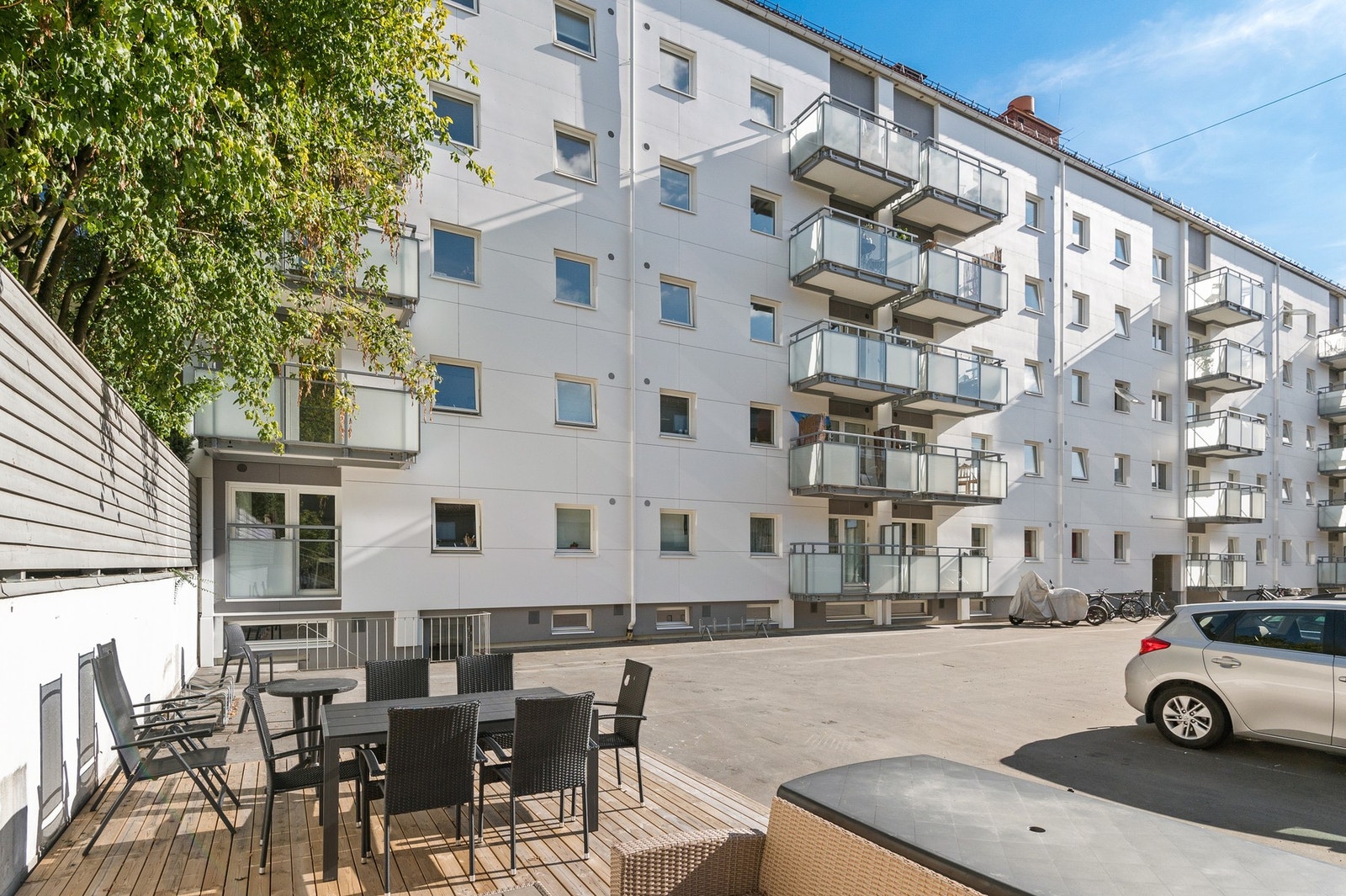 Felles solrik terrasse med sittegruppe. Arkivbilde. Galleribilde