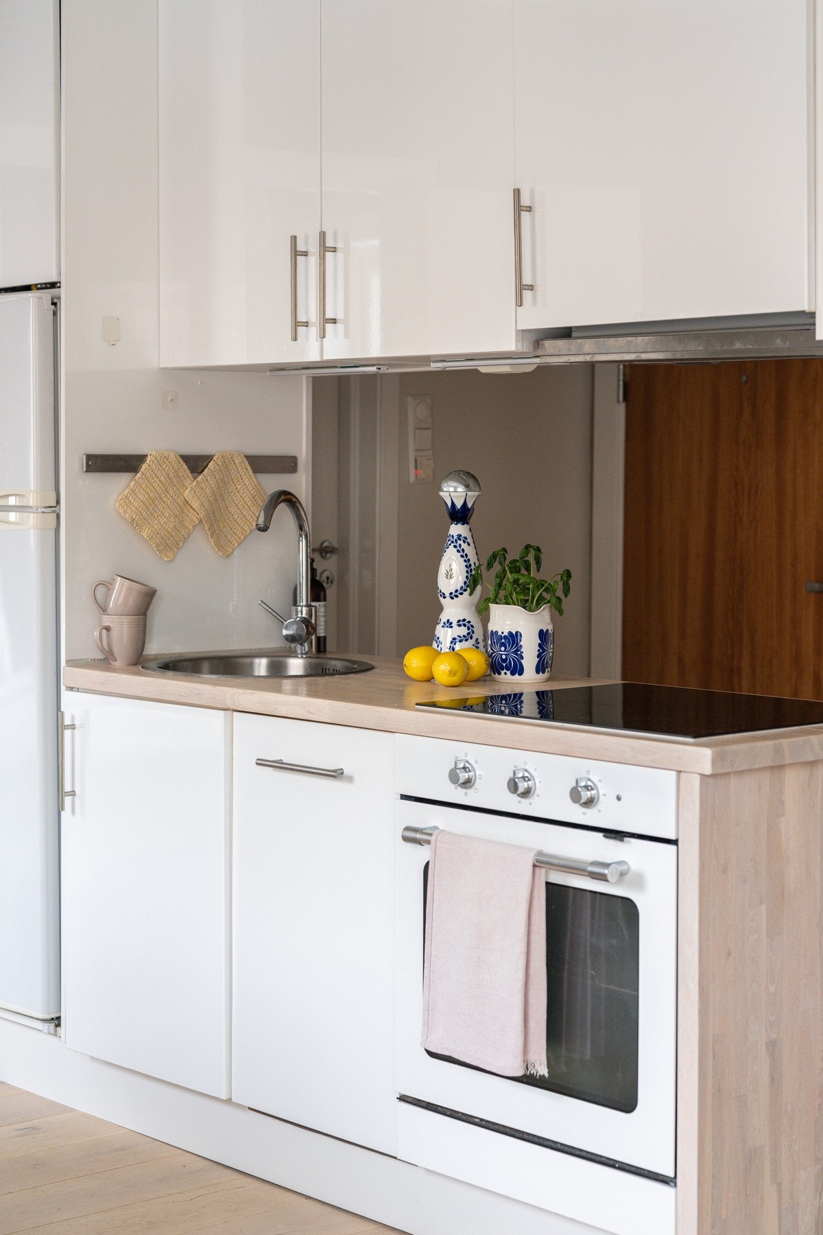 Kjøkkenet er utstyrt med nyere hvitevarer fra 2021. Medfølgende hvitevarer som nedfelt platetopp, integrert stekeovn og oppvaskmaskin. Galleribilde