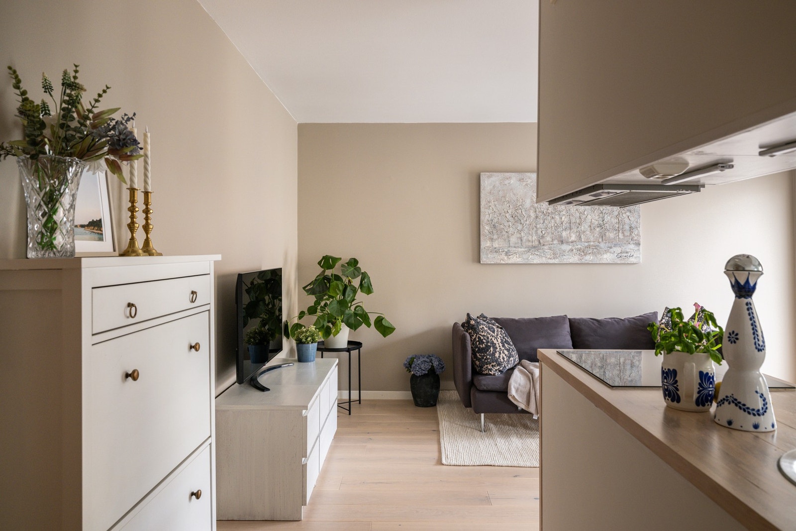 Stuen er det naturlige oppholdsrommet i leiligheten, og er et lyst og fint rom. Galleribilde