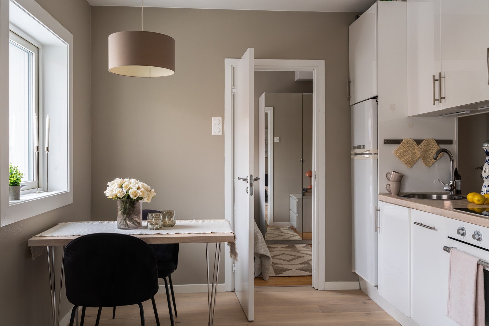 I tilknytning til kjøkkenet er det naturlig plass til spisebord. Galleribilde