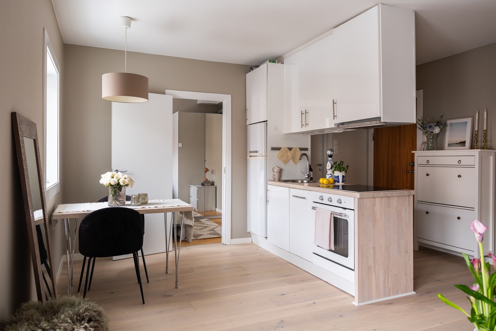 Kjøkkenet ligger i en fin og sosial åpen løsning med stuen. Galleribilde