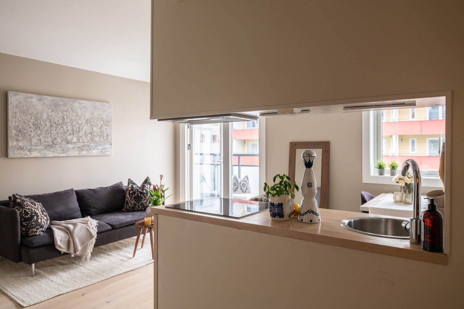 Leiligheten ligger i byggets 3. etasje med heisadkomst, og har en god planløsning som utnytter plassen optimalt. Galleribilde