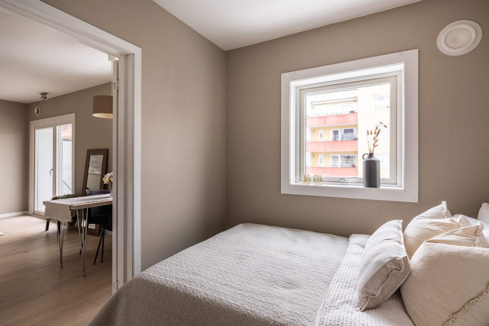 Soverommet har parkett på gulv og glatte overflater malt i en innbydende varm farge. Galleribilde