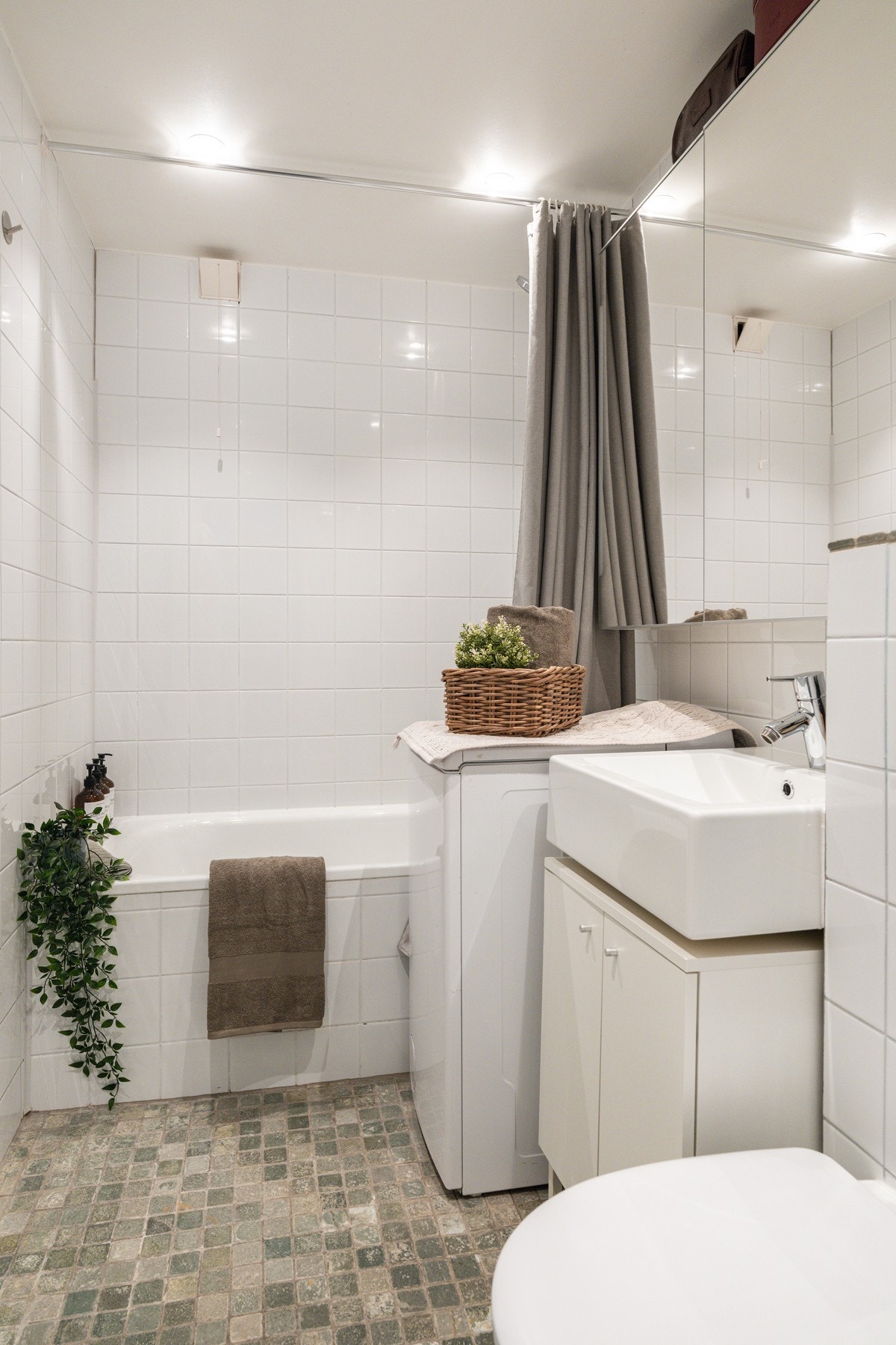 Leiligheten har et lyst flislagt baderom som ble oppgradert i 2007. Galleribilde