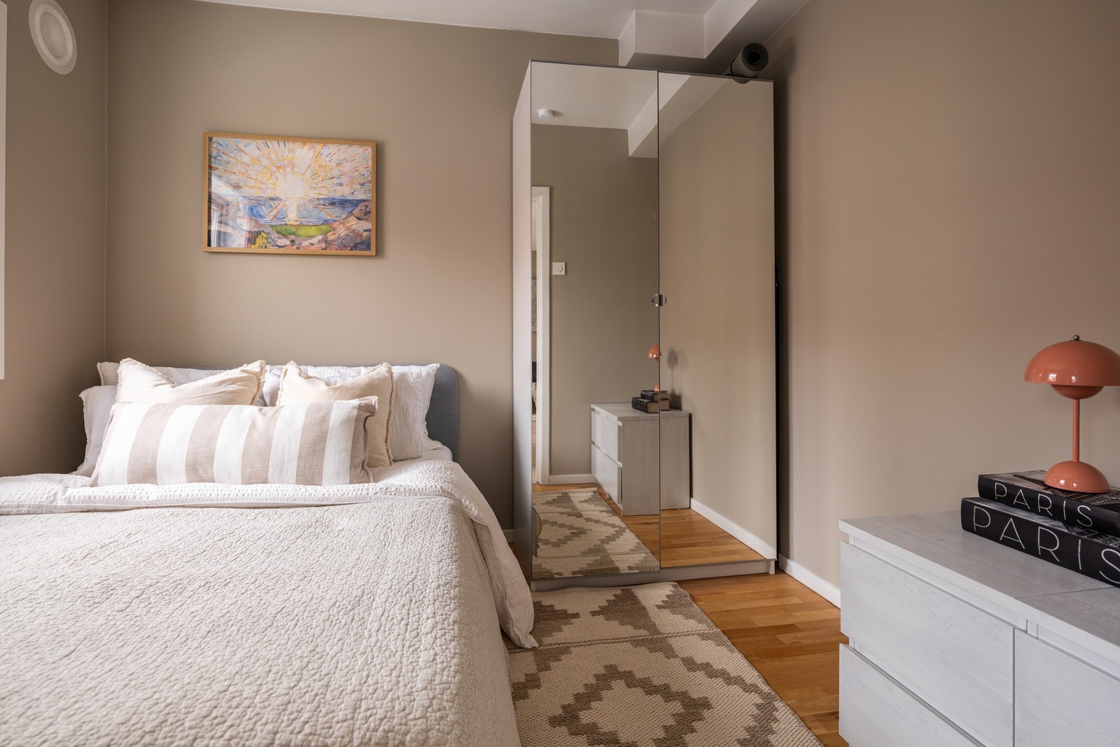 På soverommet er det plass til dobbeltseng, samt en kontorpult eller kommode. Galleribilde