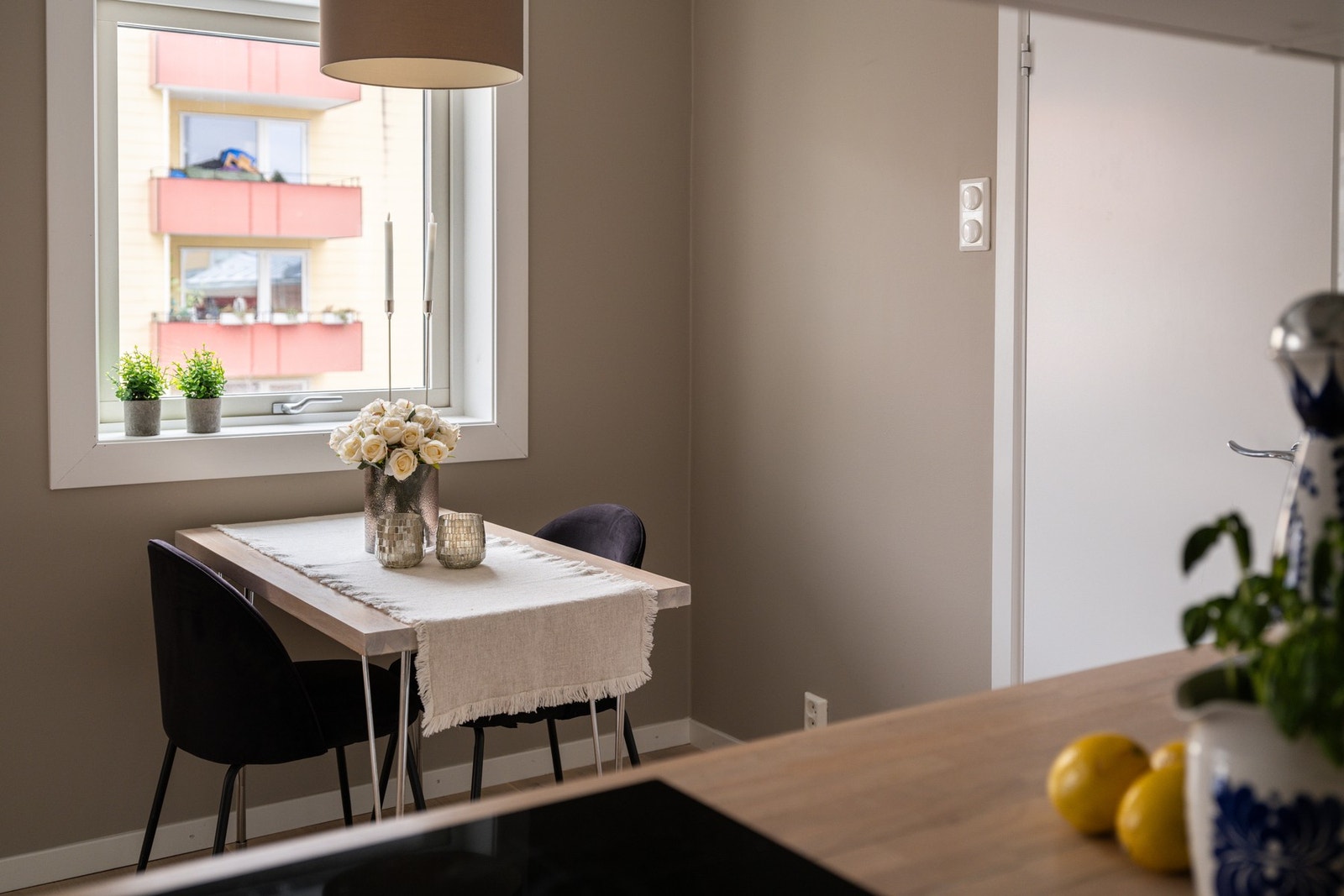 Vinduene som var nye i 2021 har fine brede vinduskarmer for planter og dekor. Galleribilde