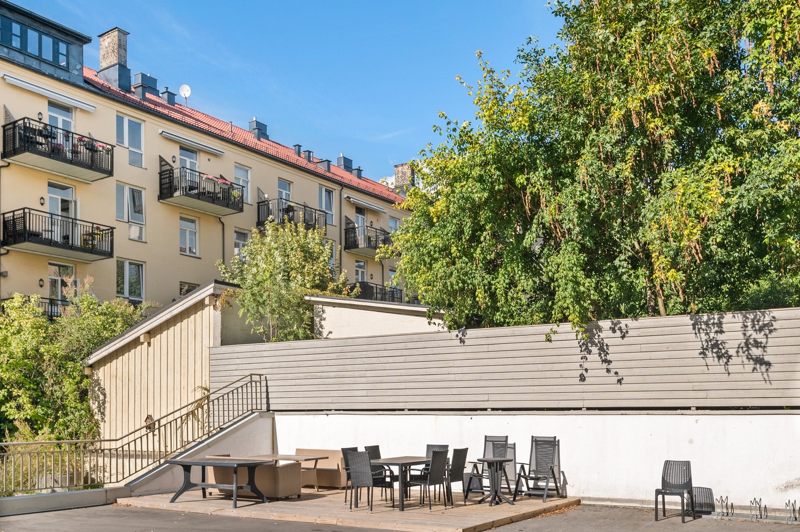 Felles eiet tomt opparbeidet med blandt annet asfalterte adkomstveier samt diverse beplantning. Arkivbilde. Galleribilde