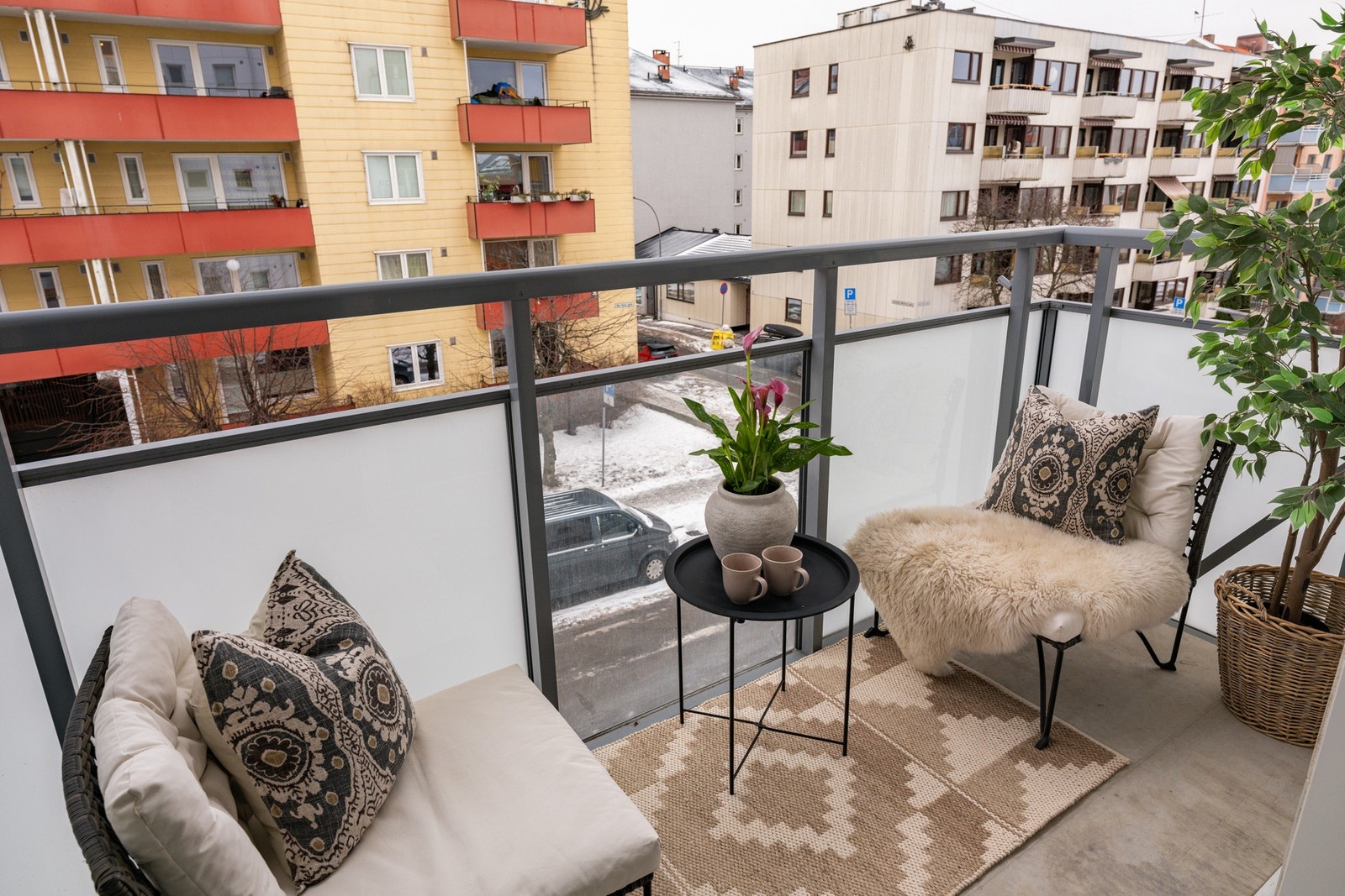 Fra stuen er det utgang til en solrik sydøstvendt balkong som er perfekt på varme sommerdager! Galleribilde