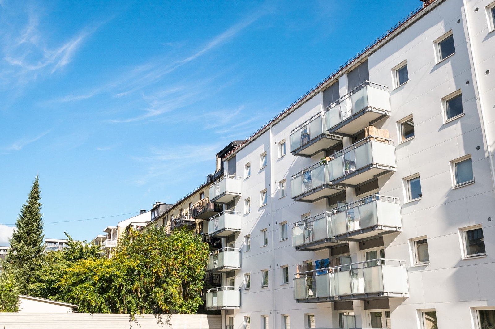 Sameiet har seksjonert garasjen og det er mulig for eiere kjøpe en garasjeplass med 10% rabatt. Arkivbilde. Galleribilde