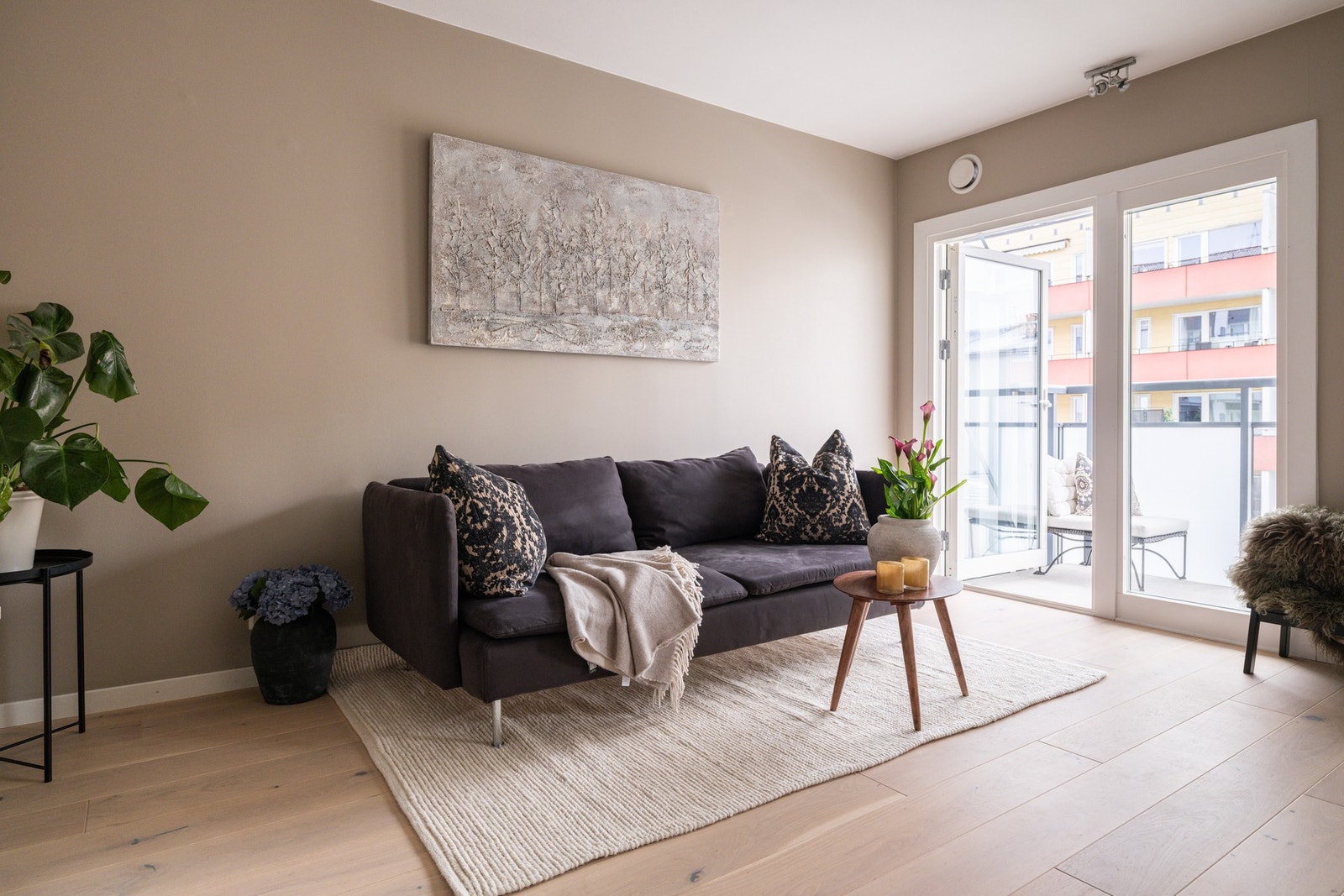 De store vindusflatene slipper inn rikelig med naturlig lys. Alle vinduene i leiligheten har 3-lags isolerglass fra 2021. Galleribilde