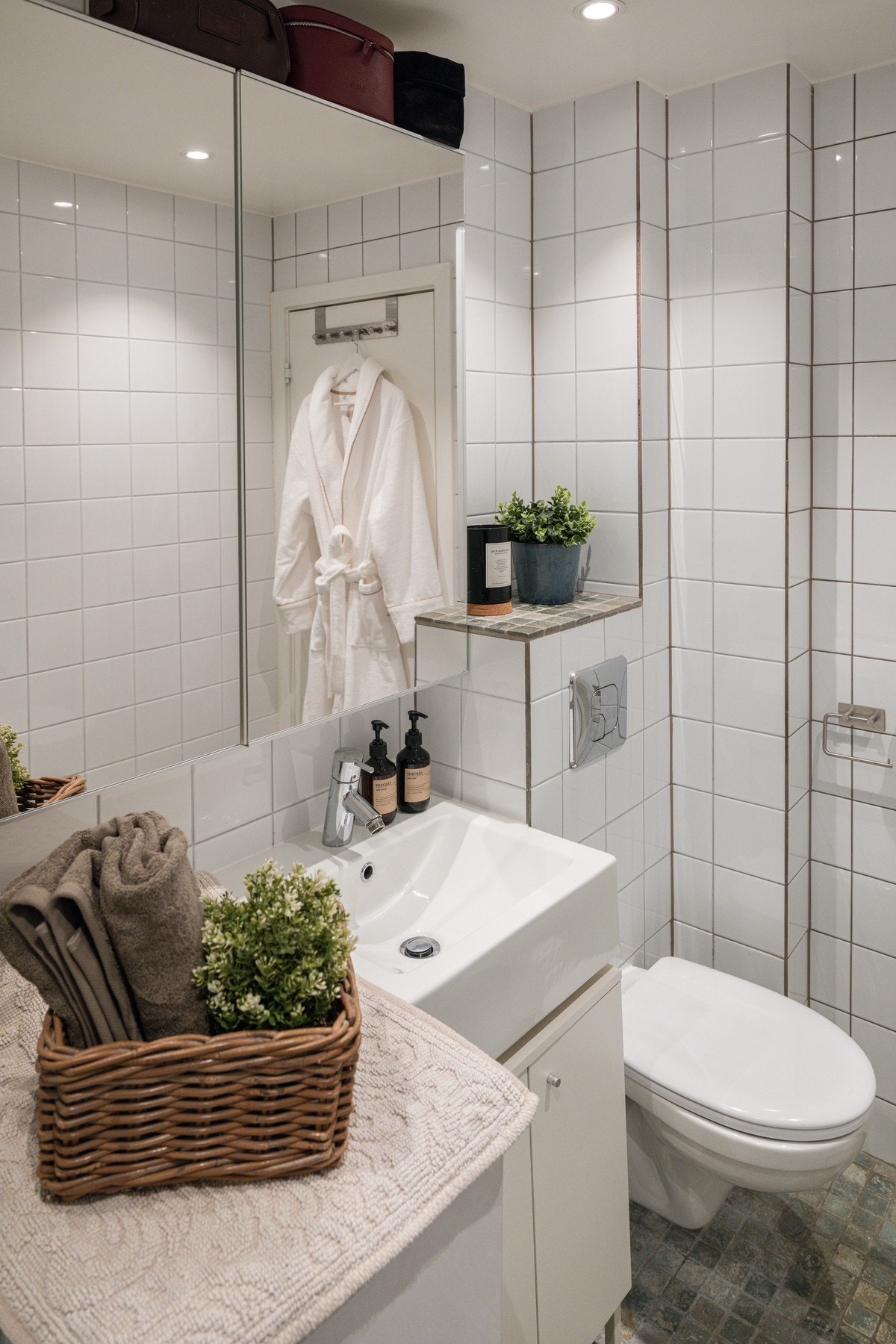 Baderommet har fliser på gulv og vegger, deilig gulvvarme, downlights i himlingen og avtrekksventil i vegg tilknyttet felles ventilasjonsanlegg. Galleribilde