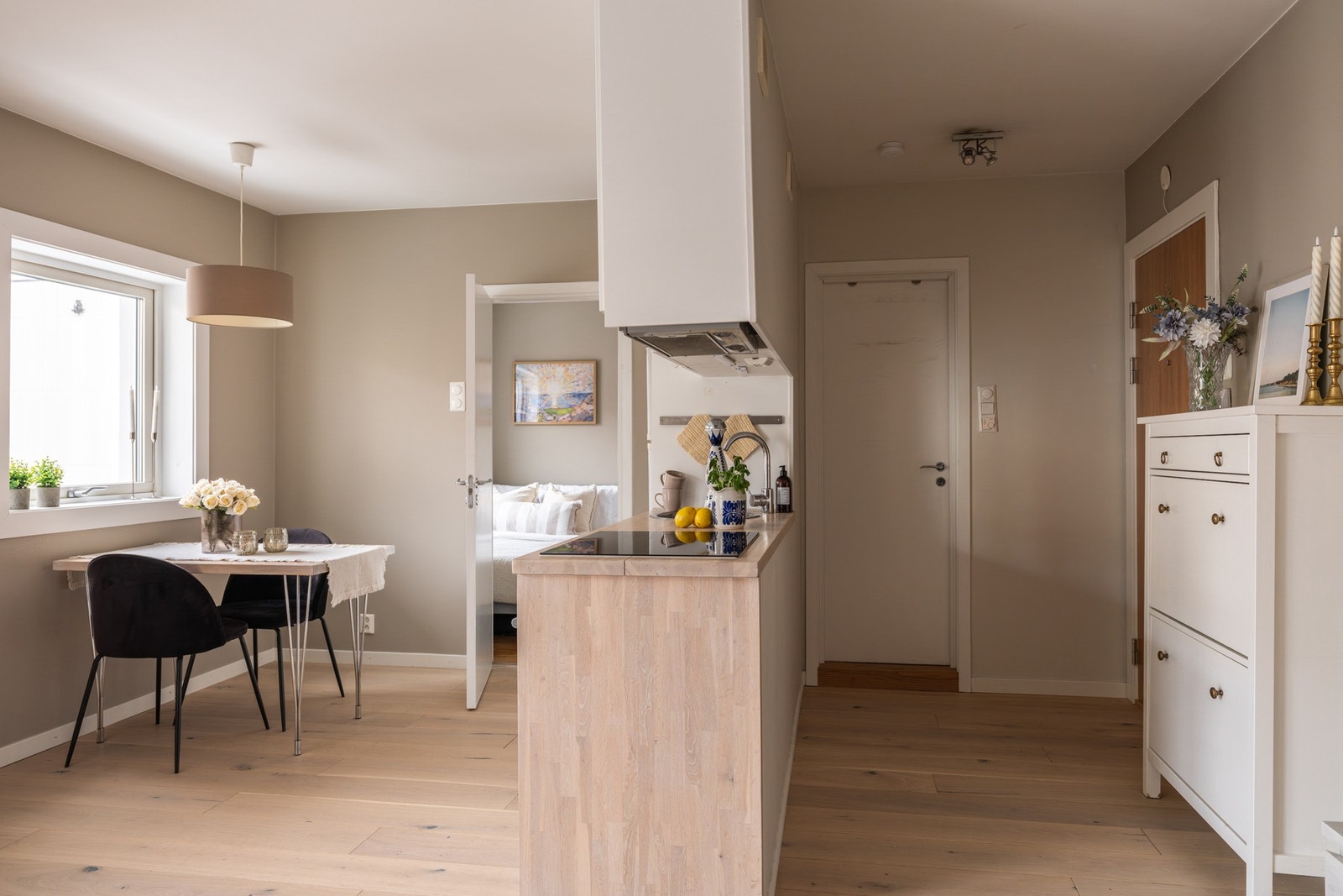 Fra entréen er det adkomst til baderommet. Galleribilde