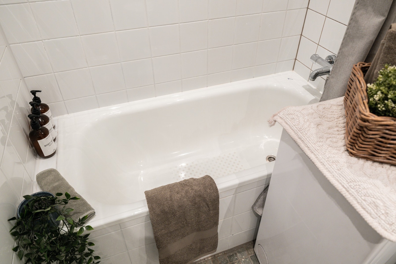 Innerst i rommet er det et innmurt badekar med forheng. Galleribilde