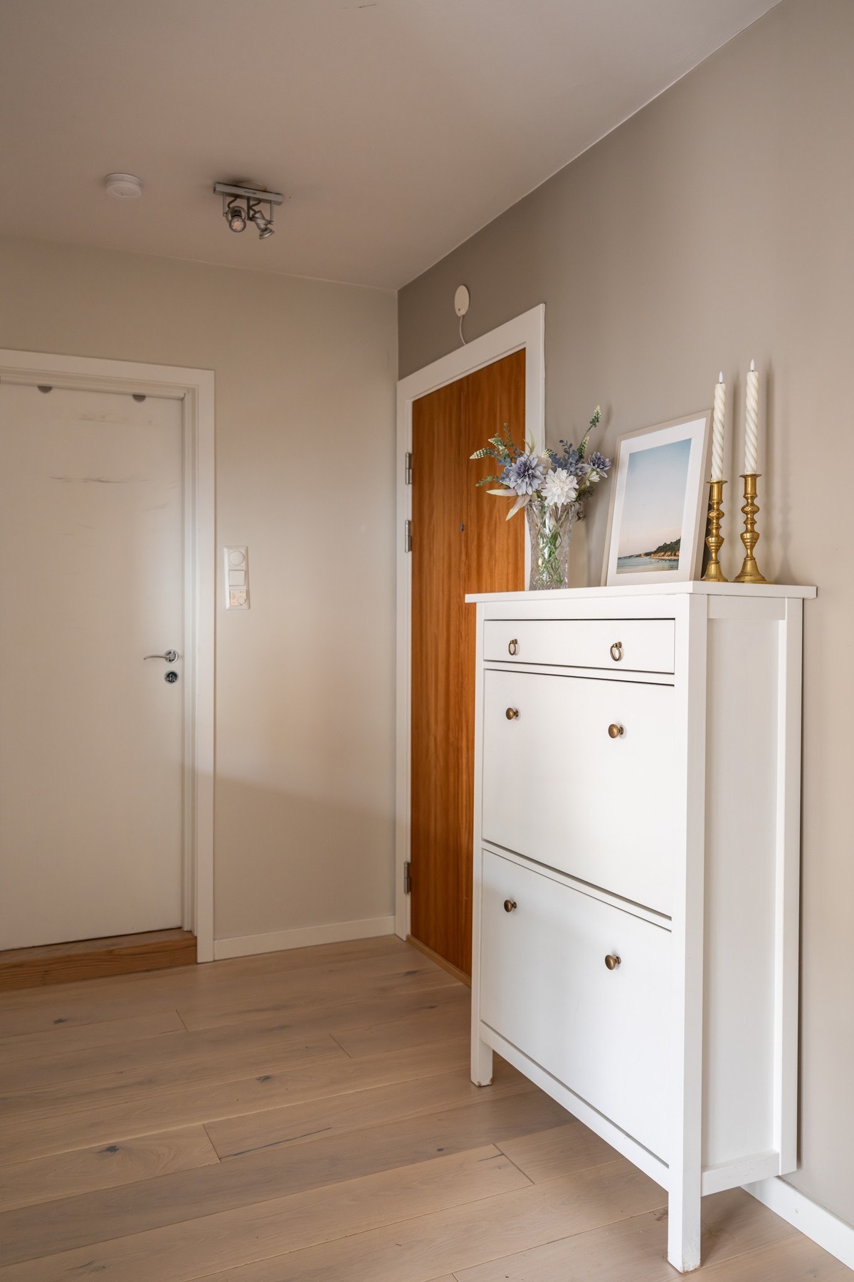 Du ønskes velkommen inn i en lys og fin entré med plass til sko i medfølgende skoskap. Galleribilde