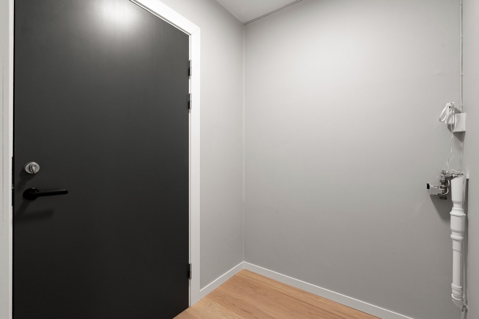 Opplegg til vaskemaskin i entreen. Det er montert waterguard og klargjort for tilkobling. Galleribilde