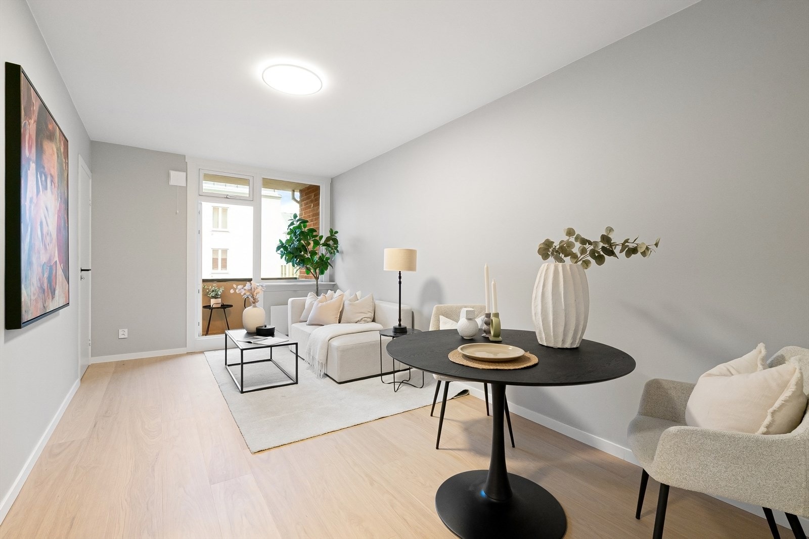 Stue med god plass til sofa og bord. Galleribilde