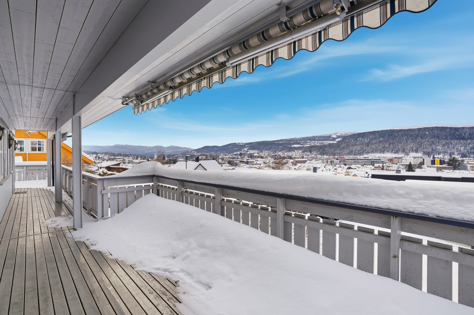 Her er det rom for både en sittegruppe og loungemøbler. Galleribilde