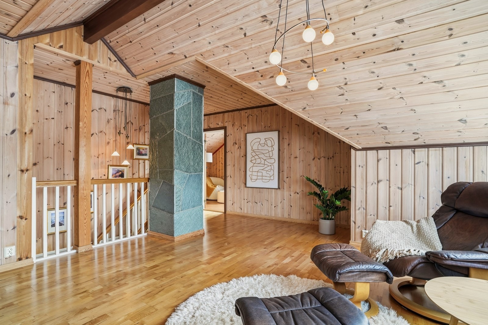 Rommet har god plass til en egen sittegruppe og fungerer ypperlig som en ekstra stue, TV-krok eller et rolig leserom. Galleribilde