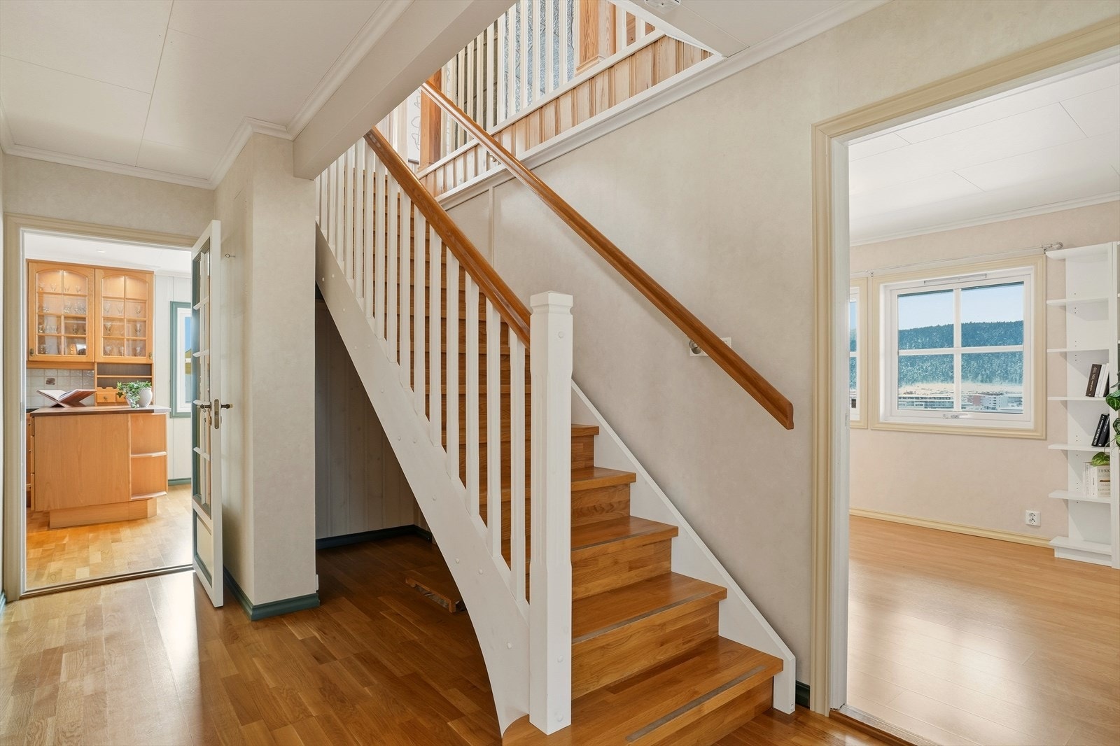 Trappen tar deg videre opp til boligens 3.etasje/loftsetasje. Galleribilde