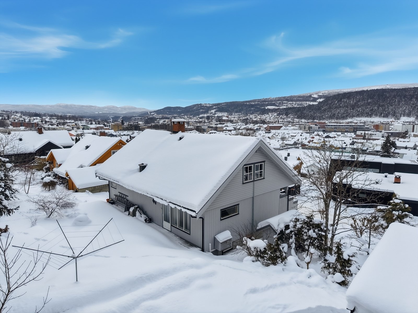 Skrånet tomt, pent opparbeidet med gressplen, diverse beplanting, støttemurer og belegningsstein. Galleribilde