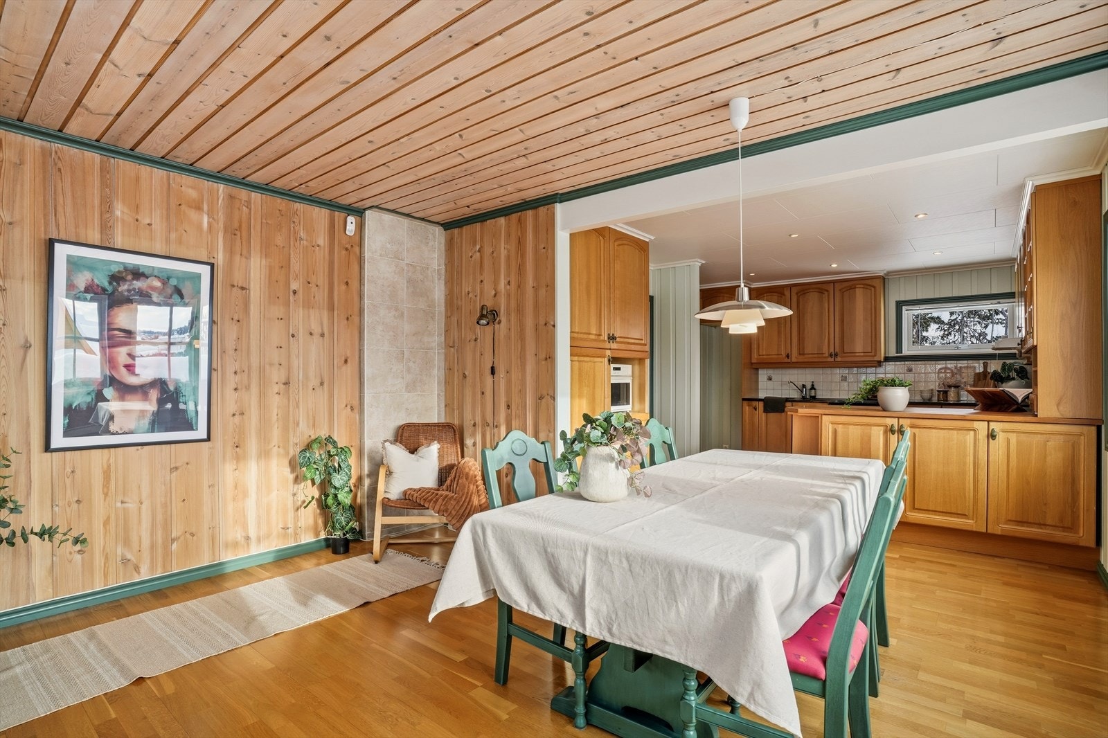 Funksjonelt og praktisk spiseområde som gir gode muligheter for å skape en hyggelig hverdagsplass i hjemmet. Galleribilde