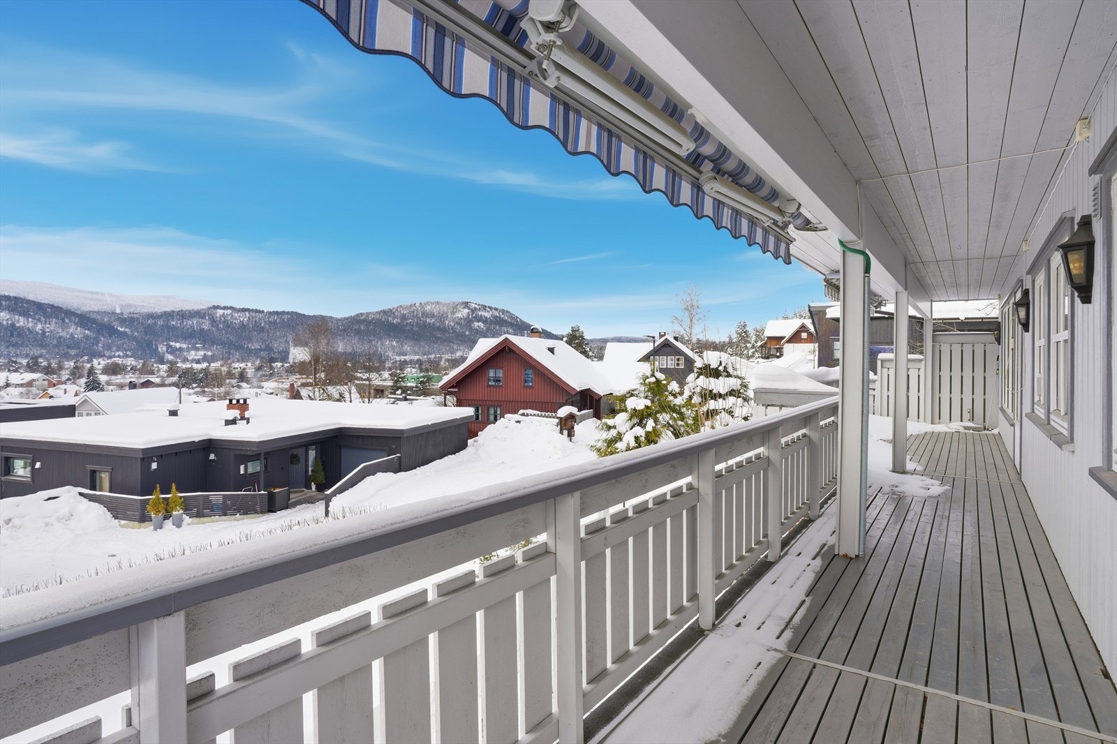 Fra stuen i 2.etasje er det direkte utgang til en romslig og hyggelig terrasse med fin utsikt. Galleribilde