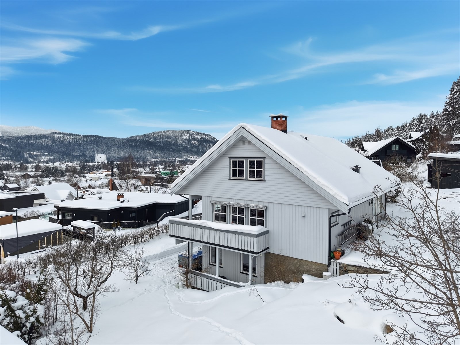Boligen ligger sentralt til, med meget gode sol- og utsiktsforhold, og det er gangavstand til både bussholdeplass og Kongsberg sentrum med togstasjon og knutepunkt. Galleribilde