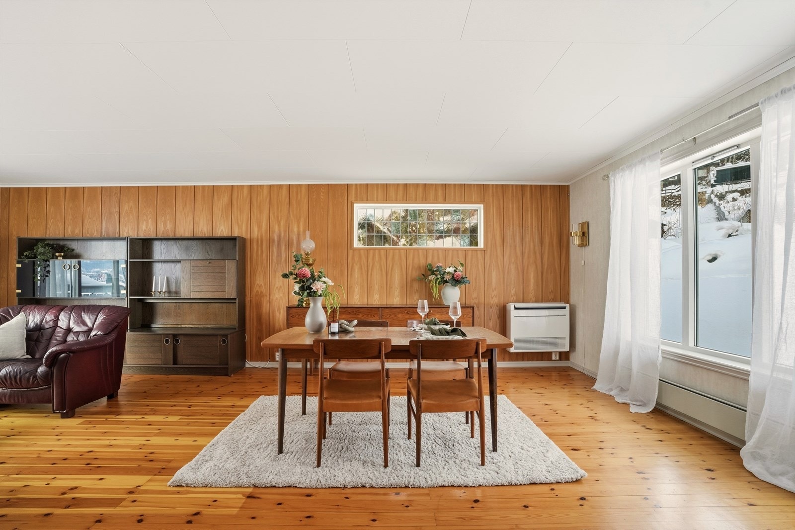 Her er det god plass til et stort spisebord, og rommets åpne utforming gjør det enkelt å møblere etter behov. Galleribilde