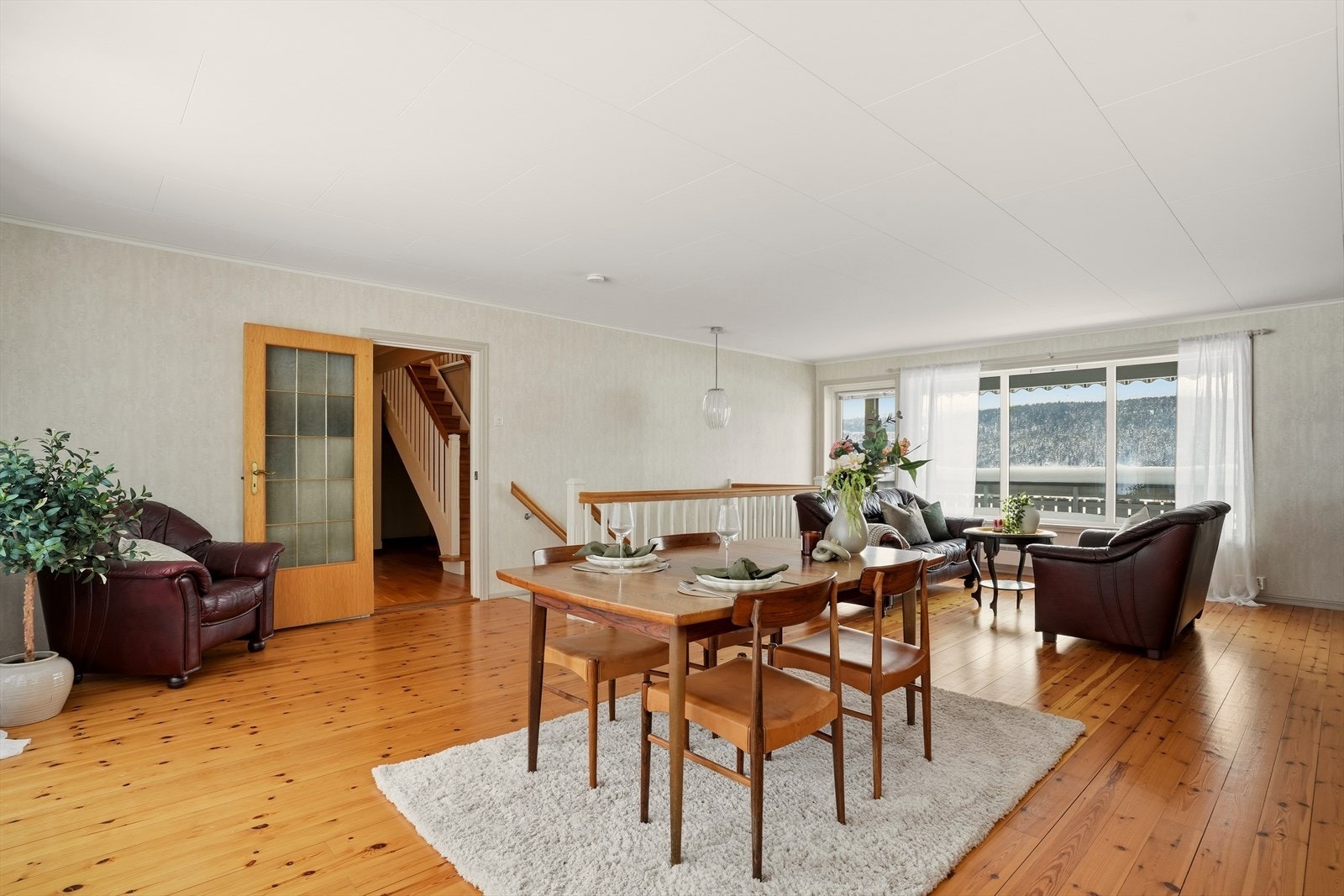 Stuen fremstår som en romslig og innbydende samlingsplass med gode møbleringsmuligheter. Galleribilde