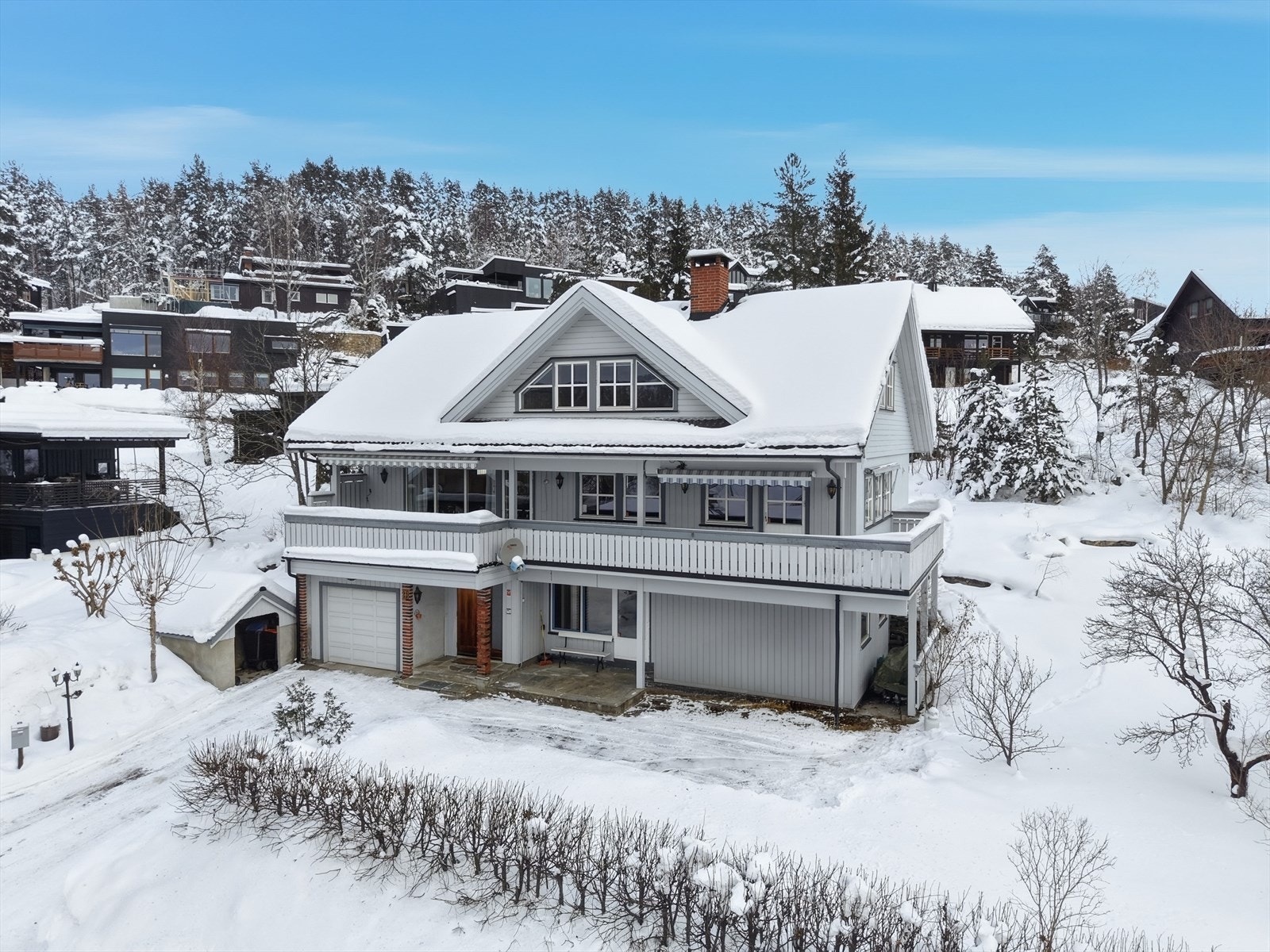 Boligen ligger i et etablert og sentralt boligområde i Suluåsen, ikke langt unna Kongsberg sentrum. Galleribilde