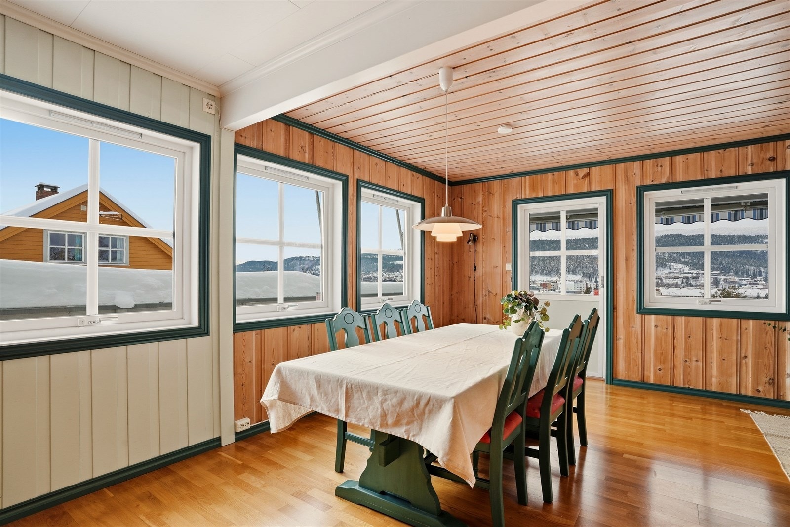 Spisestuen ved kjøkkenet. Galleribilde